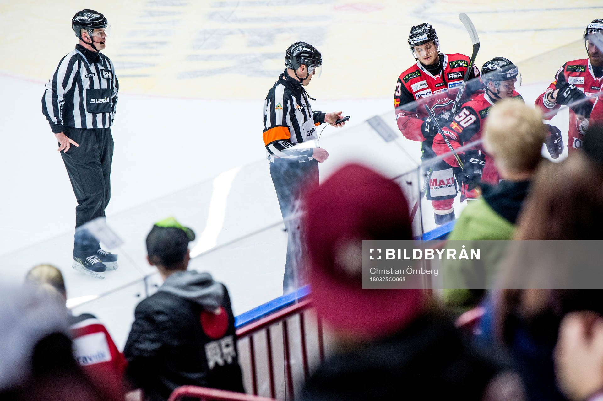 Domarna Ludvig Lundgren och Morgan Johansson lämnar isen