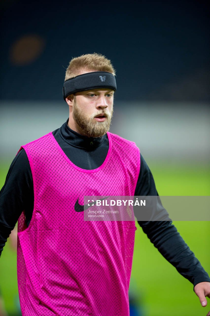 s Daniel Sundgren värmer upp