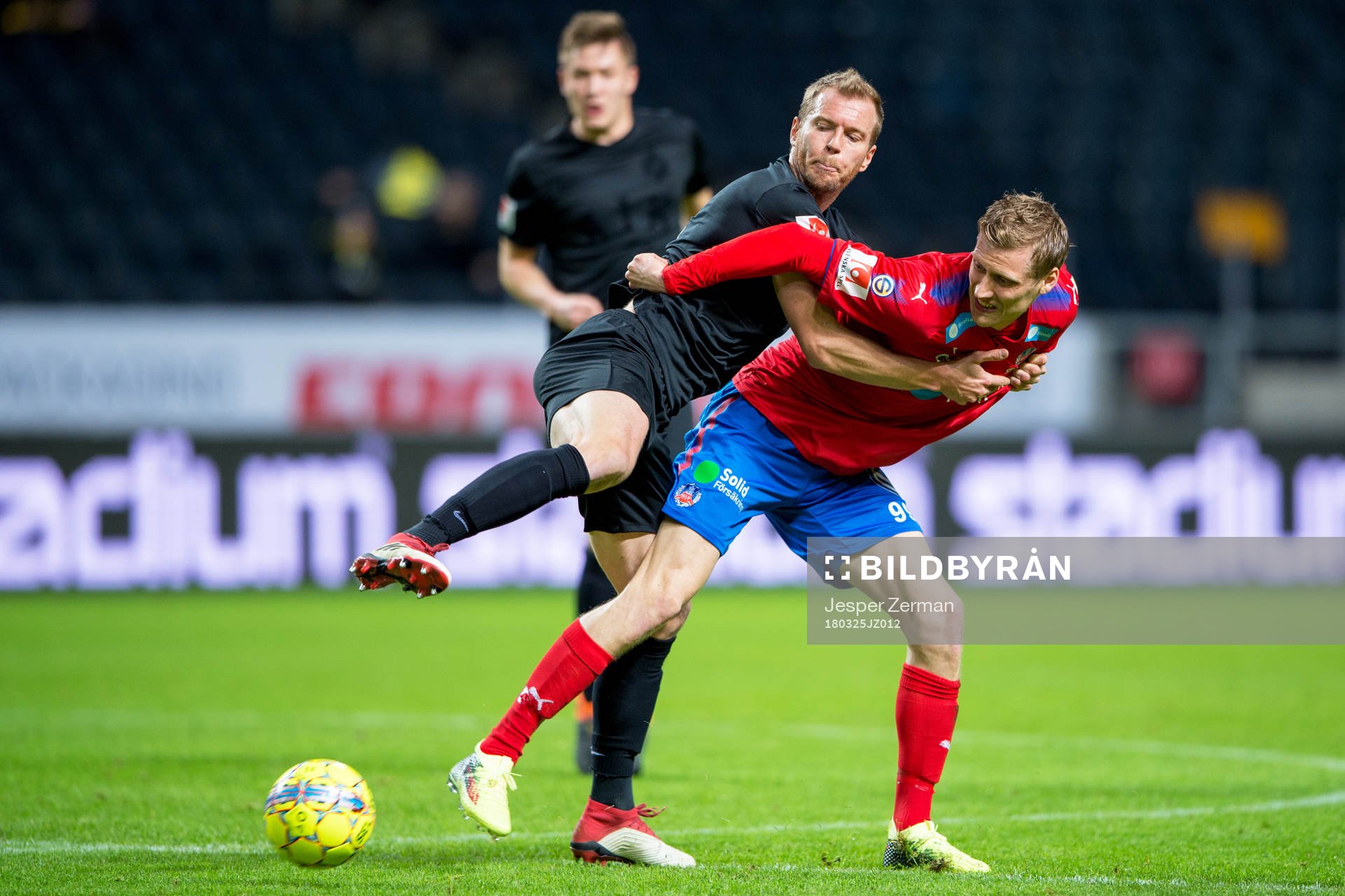 AIK:s Per Karlsson och Helsingborgs Andri Bjarnason under träningsmatchen i fotboll mellan AIK och Helsingborg den 25 mars 2018 i Stockholm.
