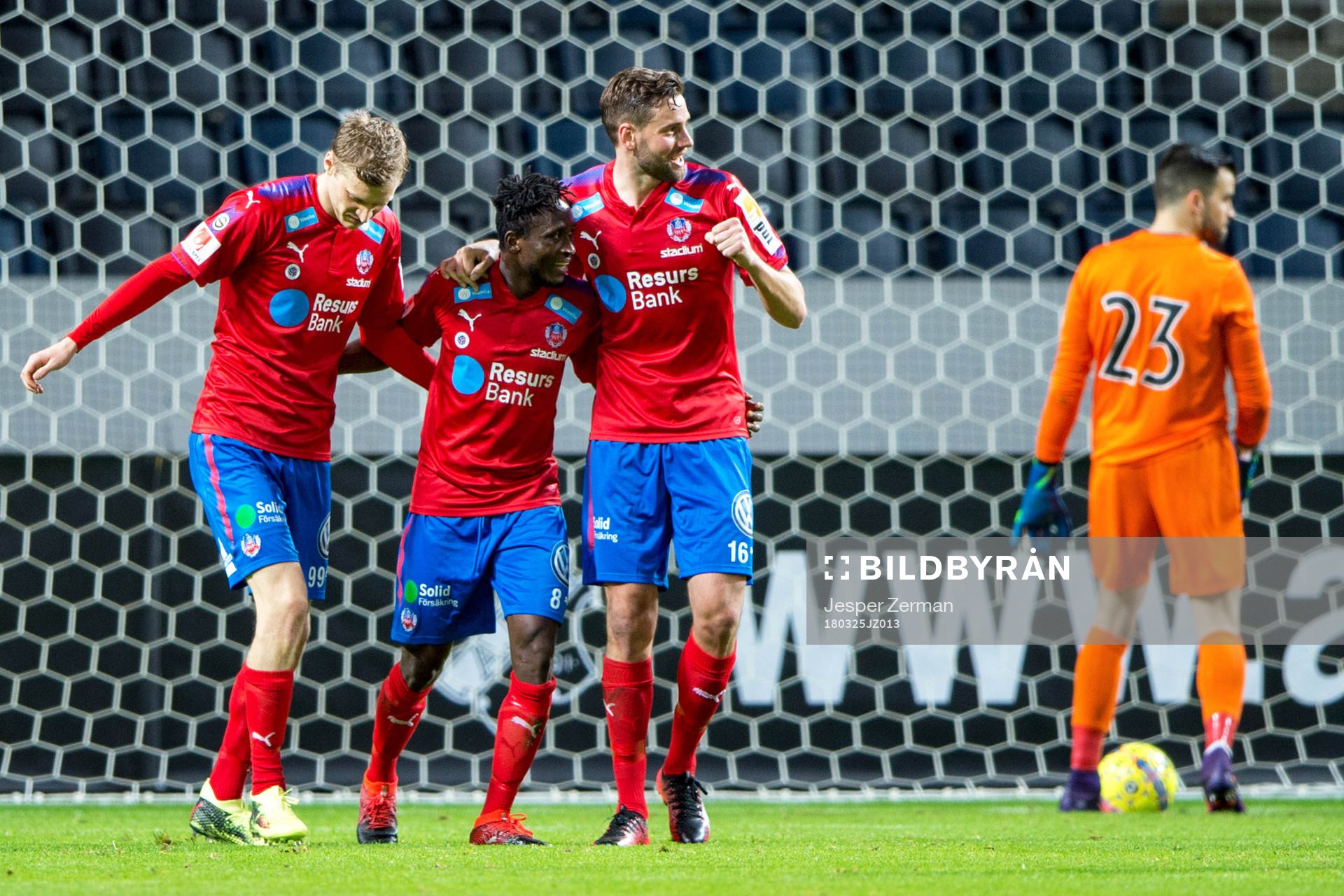 Helsingborgs Mamudo Moro jublar med lagkamrater