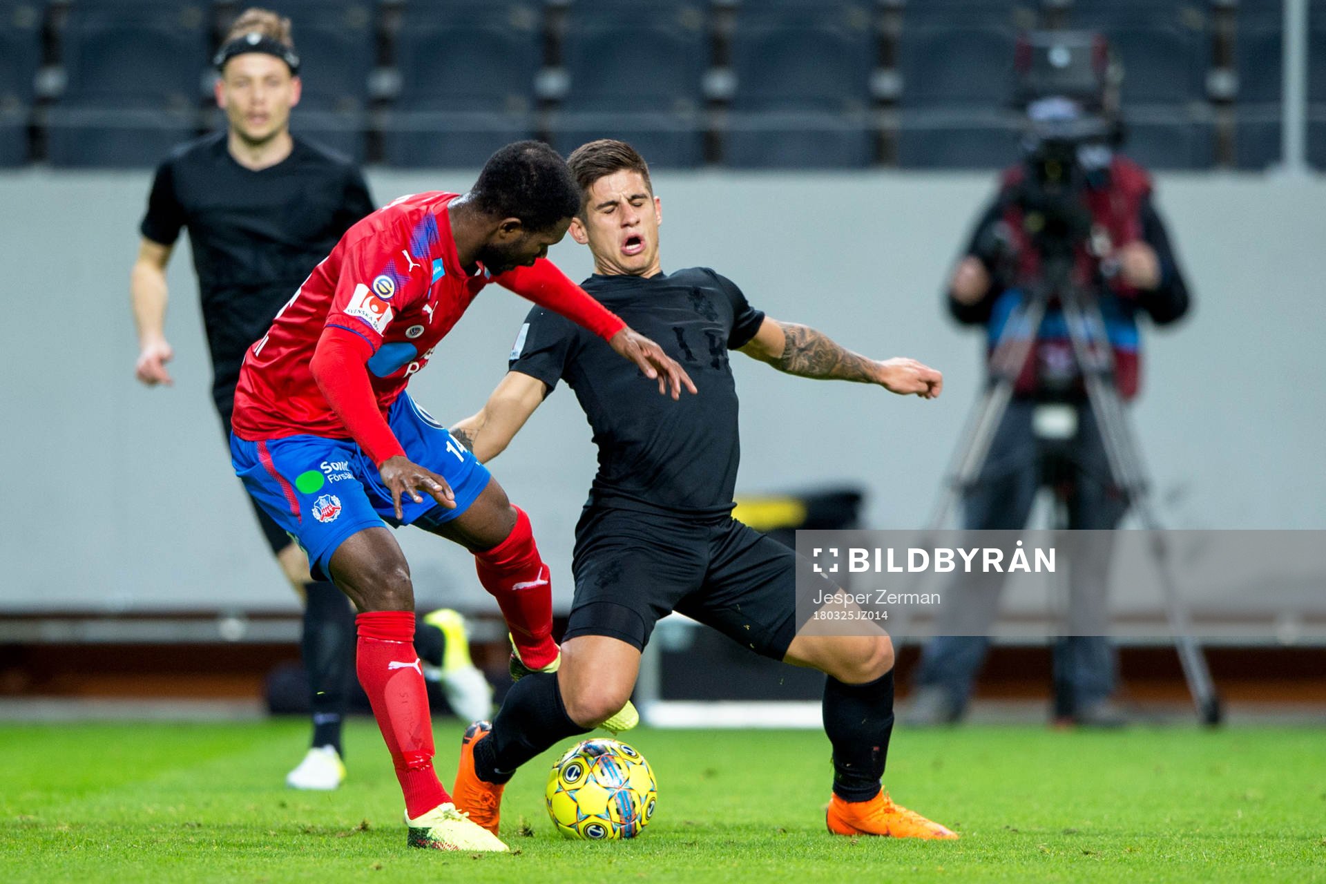 Helsingborgs Mohammed Abubakari och AIK:s Nicolas Marcelo Stefanelli under träningsmatchen i fotboll mellan AIK och Helsingborg den 25 mars 2018 i Stockholm.