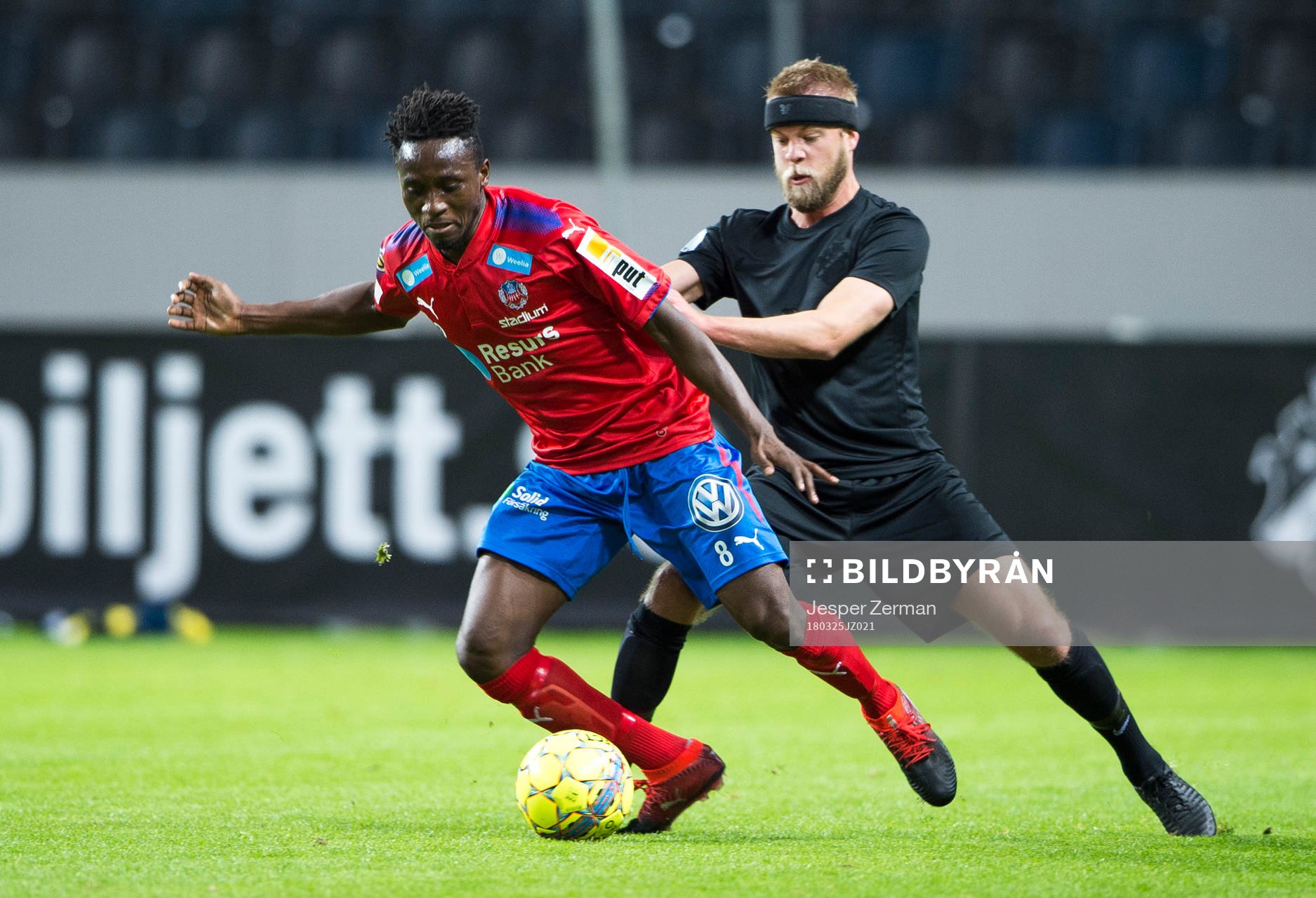 Helsingborgs Mamudo Moro och AIK:s Daniel Sundgren i en närkamp under träningsmatchen i fotboll mellan AIK och Helsingborg den 25 mars 2018 i Stockholm.