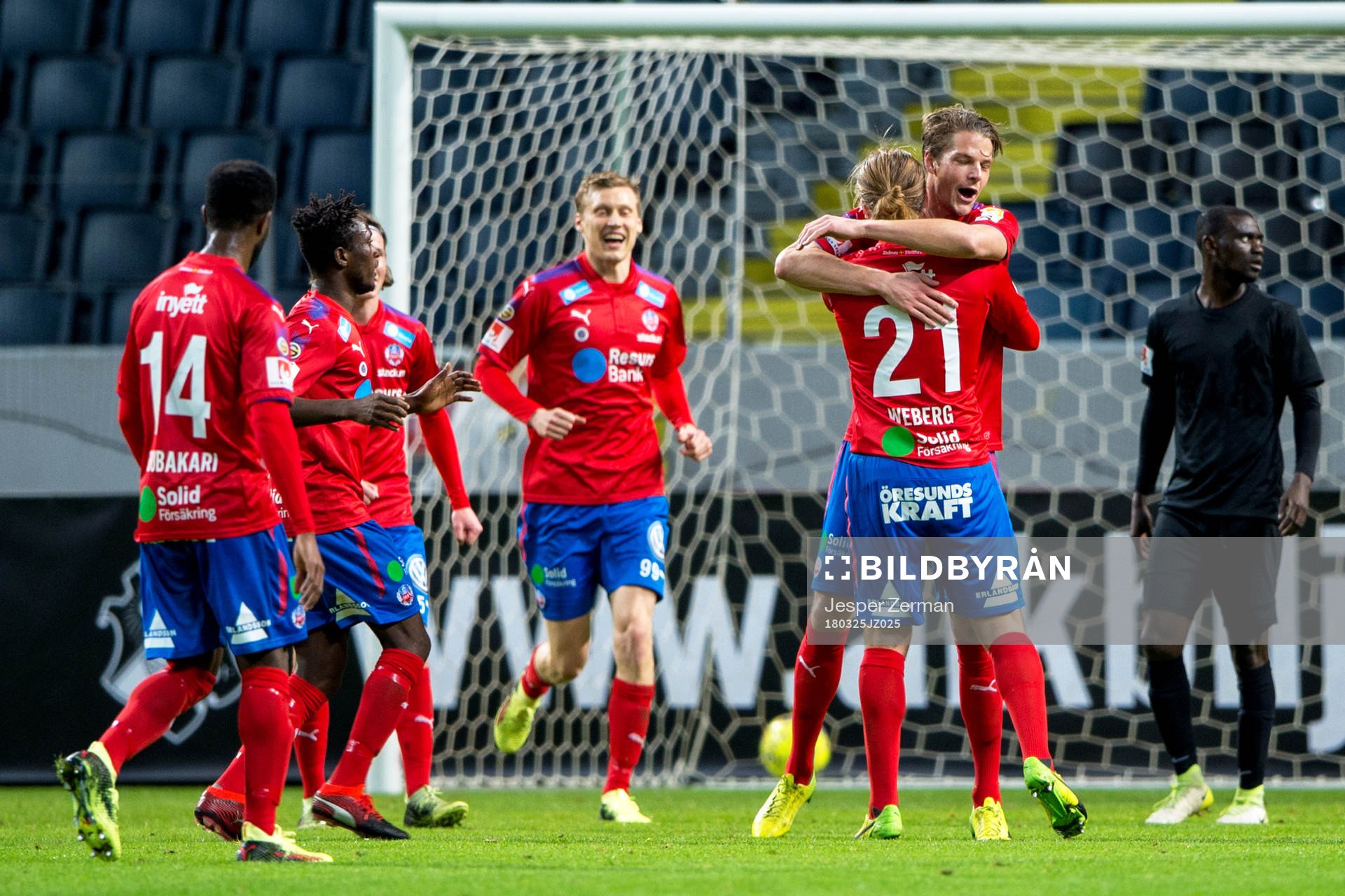 Helsingborgs Charlie Weberg jublar med lagkamrater efter 2-0 under träningsmatchen i fotboll mellan AIK och Helsingborg den 25 mars 2018 i Stockholm.