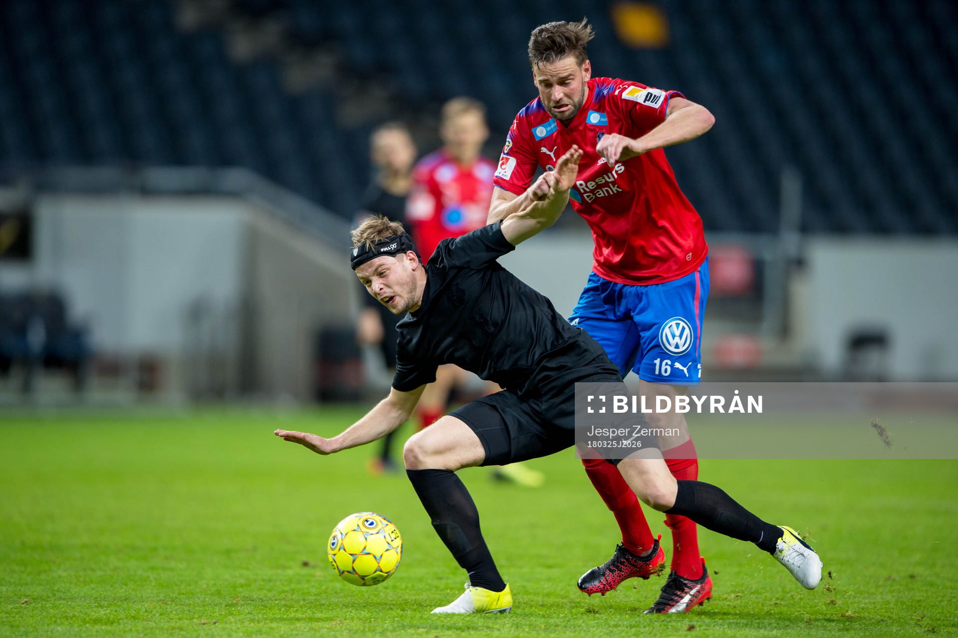 AIK:s Daniel Björkman och Helsingborgs Mikael Dahlberg under träningsmatchen i fotboll mellan AIK och Helsingborg den 25 mars 2018 i Stockholm.