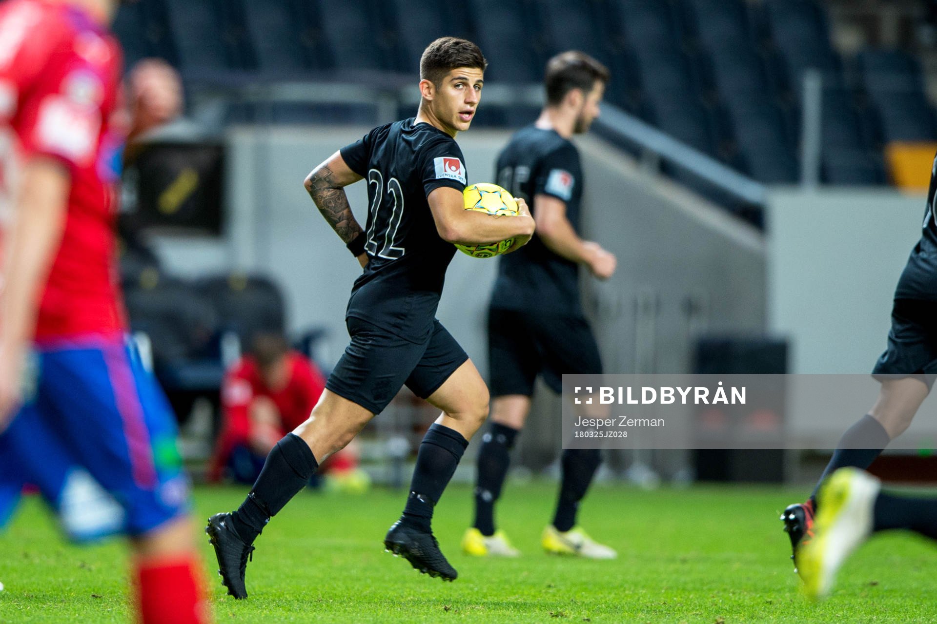 AIK:s Nicolas Stefanelli jublar efter 1-3 under träningsmatchen i fotboll mellan AIK och Helsingborg den 25 mars 2018 i Stockholm.