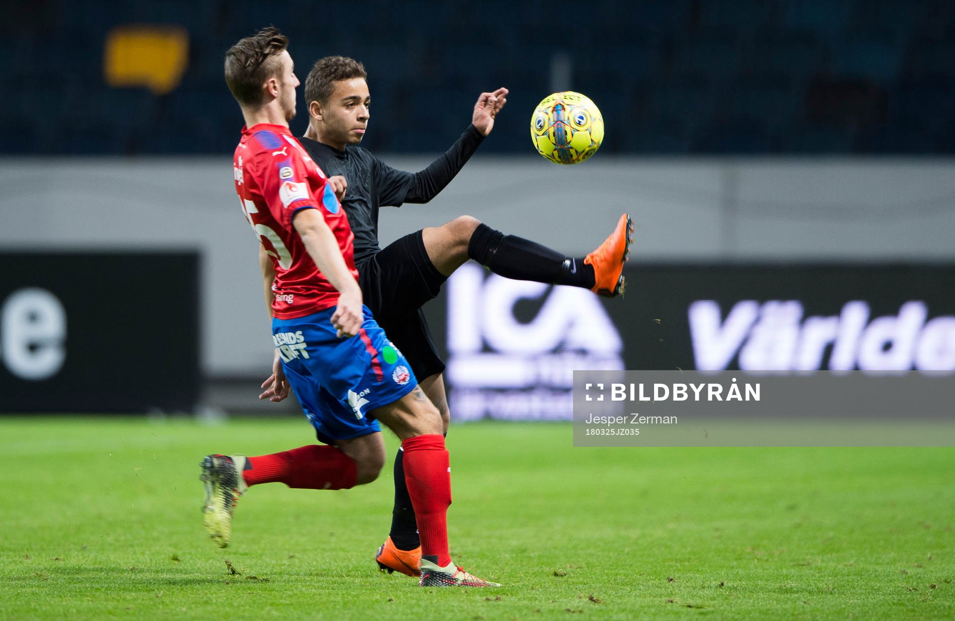 Helsingborgs Casper Seger och AIK:s Niklas Persson under träningsmatchen i fotboll mellan AIK och Helsingborg den 25 mars 2018 i Stockholm.