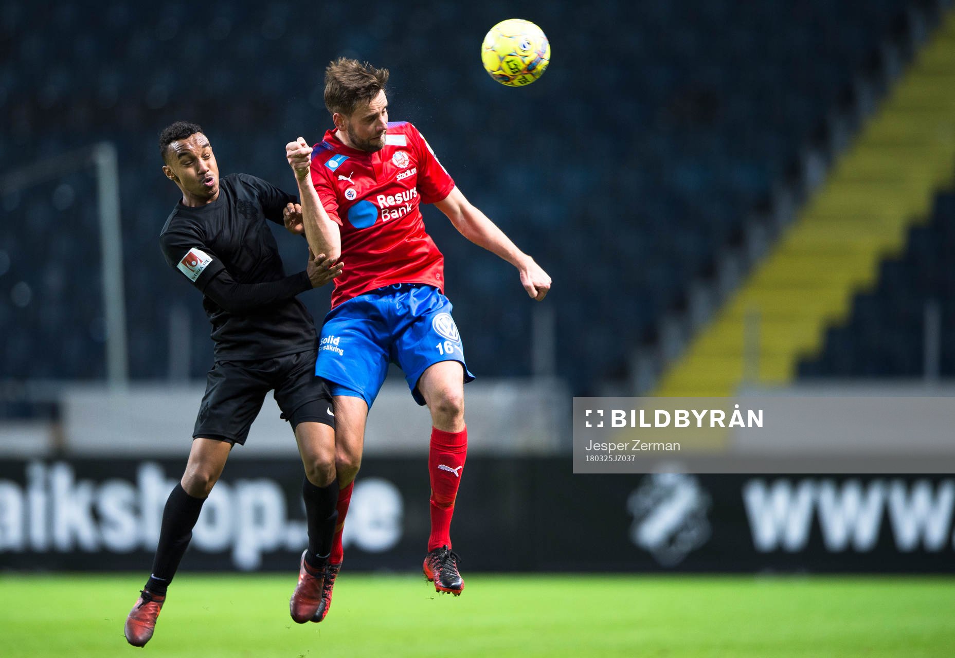 AIK:s Bilal Hussein och Helsingborgs Mikael Dahlberg i en nickduell under träningsmatchen i fotboll mellan AIK och Helsingborg den 25 mars 2018 i Stockholm.