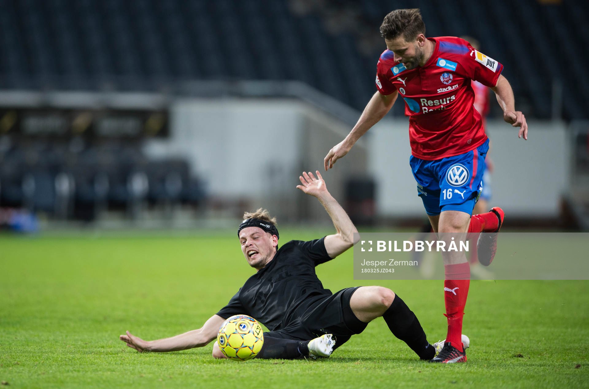 s Daniel Björkman  faller i en närkamp med Helsingborgs
