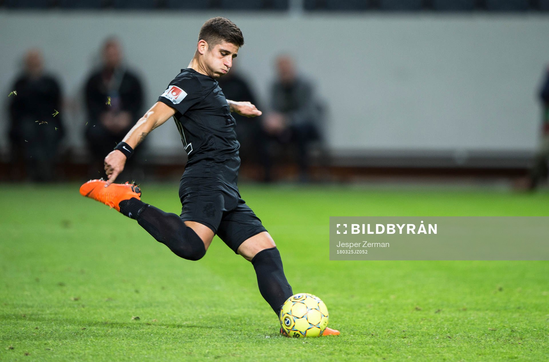 s Nicolas Stefanelli skjuter en straffspark