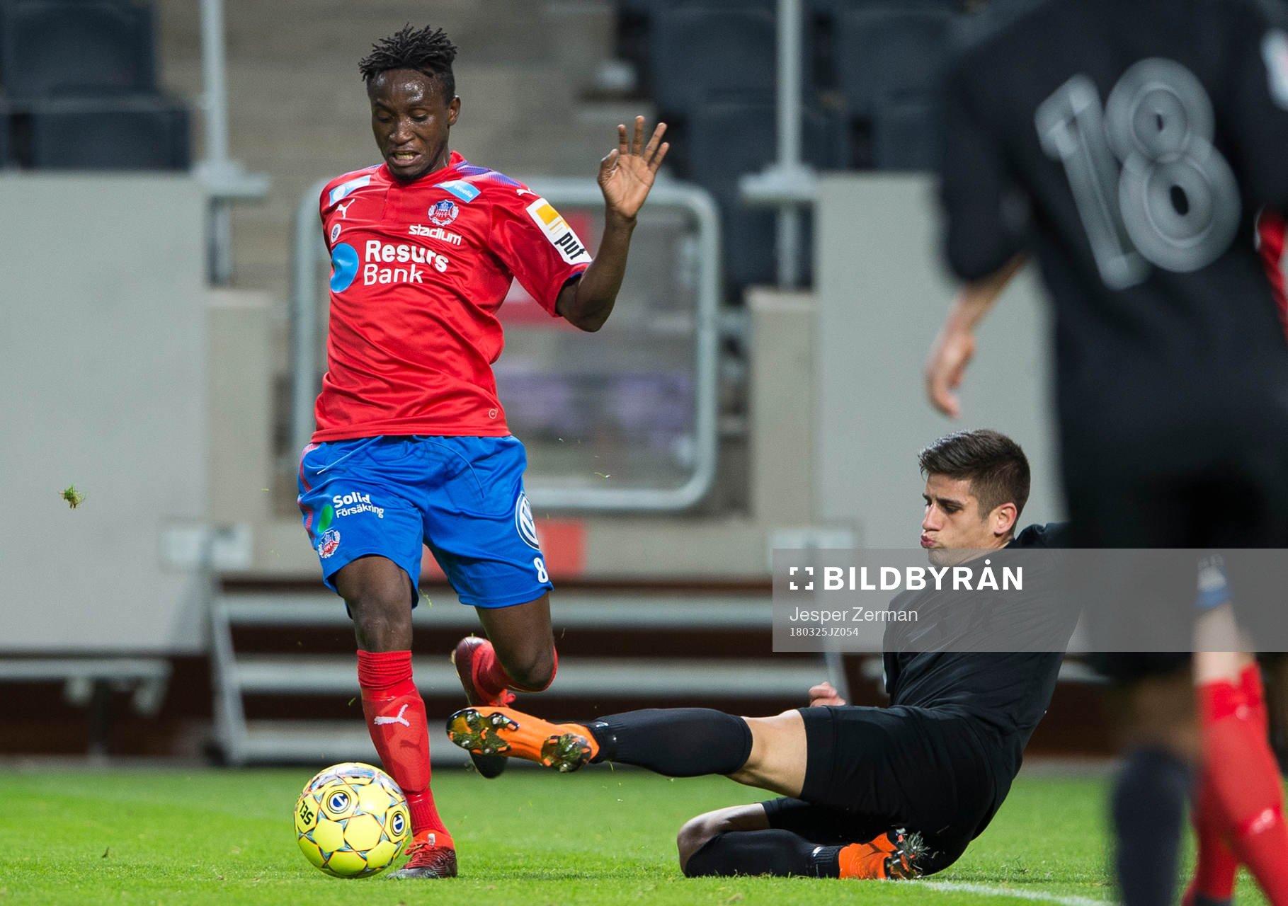 s Nicolas Stefanellis glidtackling