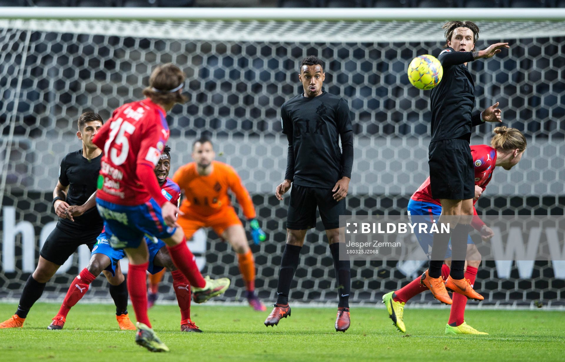 s Bilal Hussein (v) och Kristoffer Olsson hoppar för att