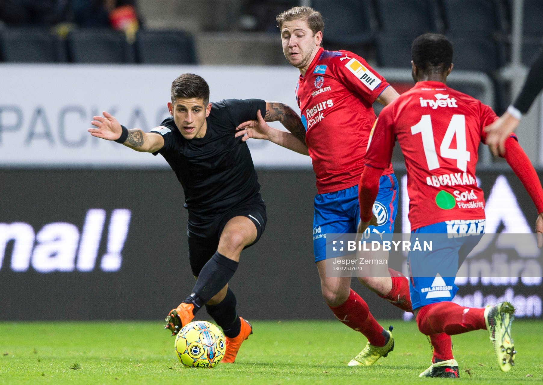 s Nicolas Stefanelli i en närkamp med Helsingborgs Darijan