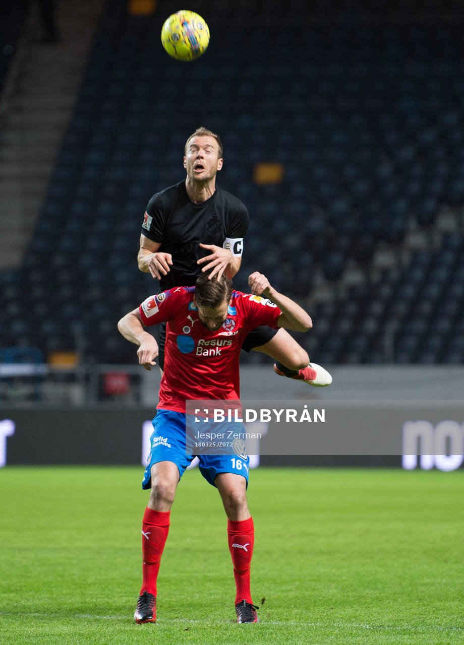 AIK:s Per Karlsson i en nickduell mot Helsingborgs Mikael Dahlberg under träningsmatchen i fotboll mellan AIK och Helsingborg den 25 mars 2018 i Stockholm.