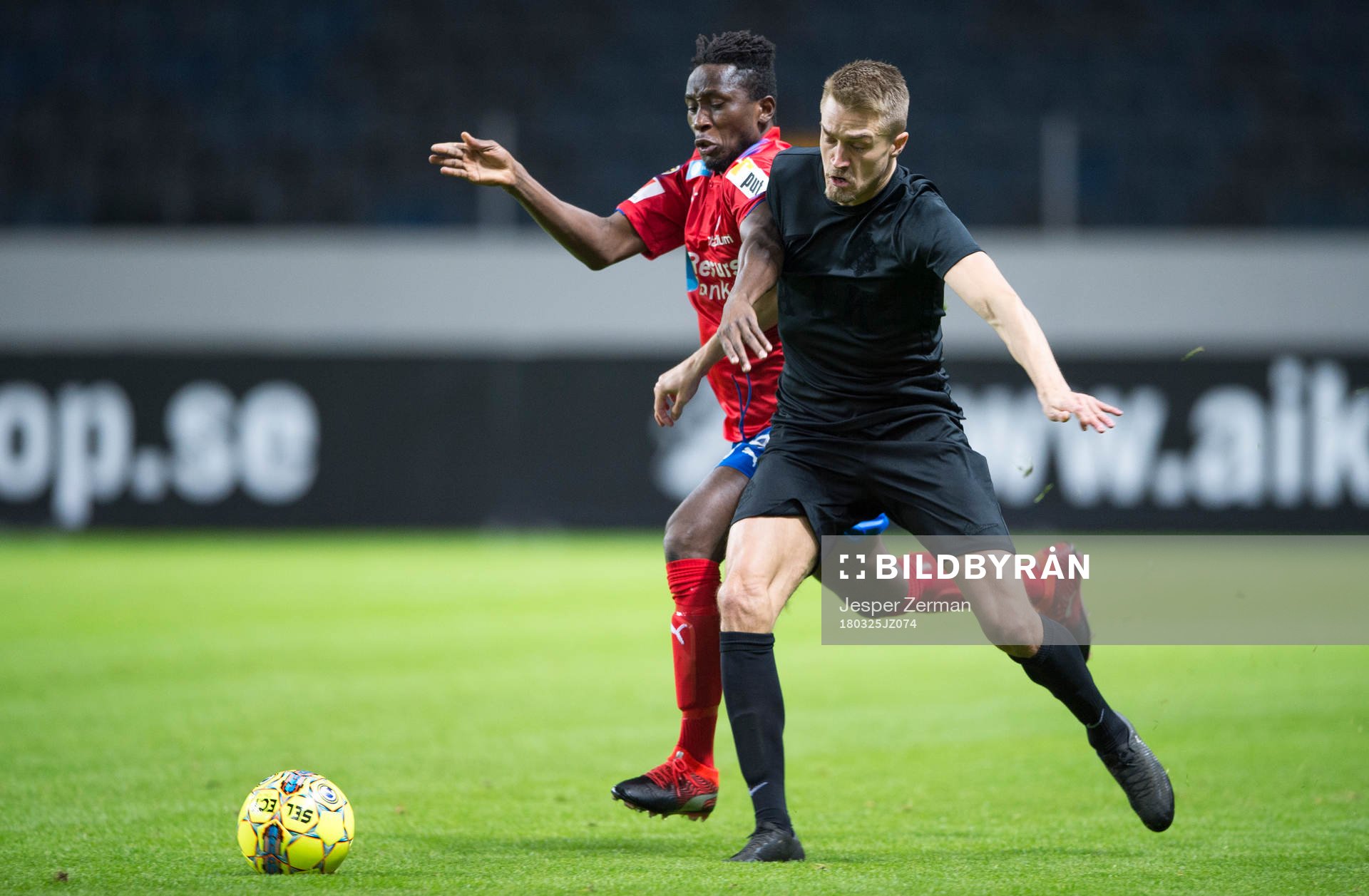 s Rasmus Lindkvist i en närkamp med Helsingborgs Mamudo
