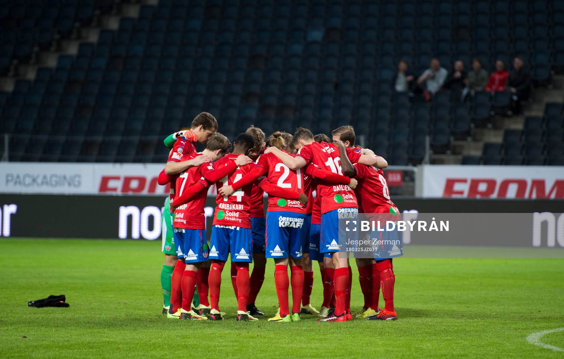 Helsingborgs spelare samlade i en ring inför träningsmatchen i fotboll mellan AIK och Helsingborg den 25 mars 2018 i Stockholm.