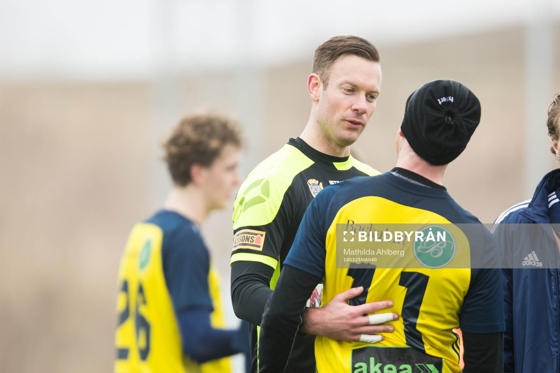 Landskronas målvakt Viktor Noring i diskussion