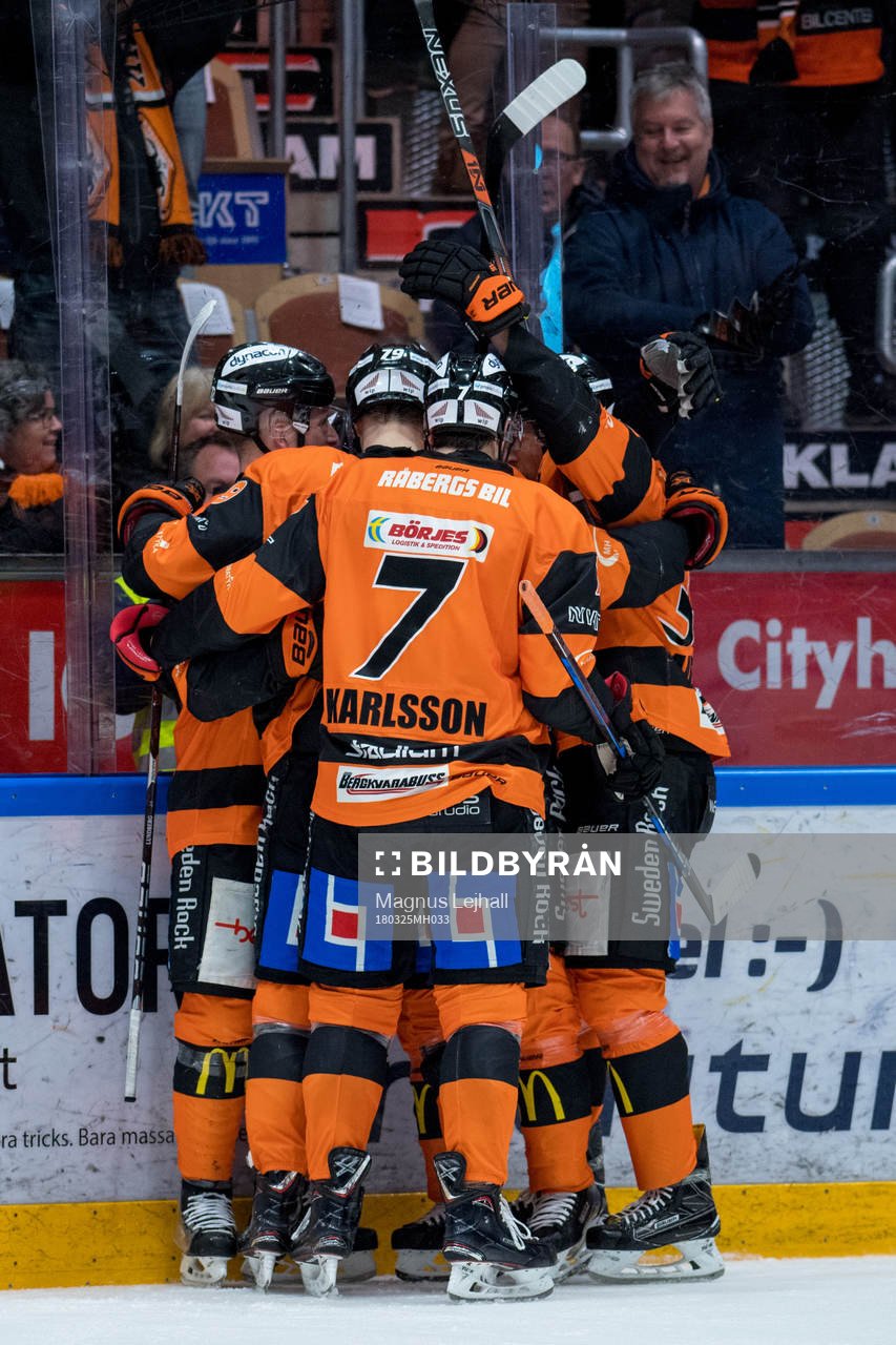 Karlskronas Bobbo Petersson jublar med lagkamrater