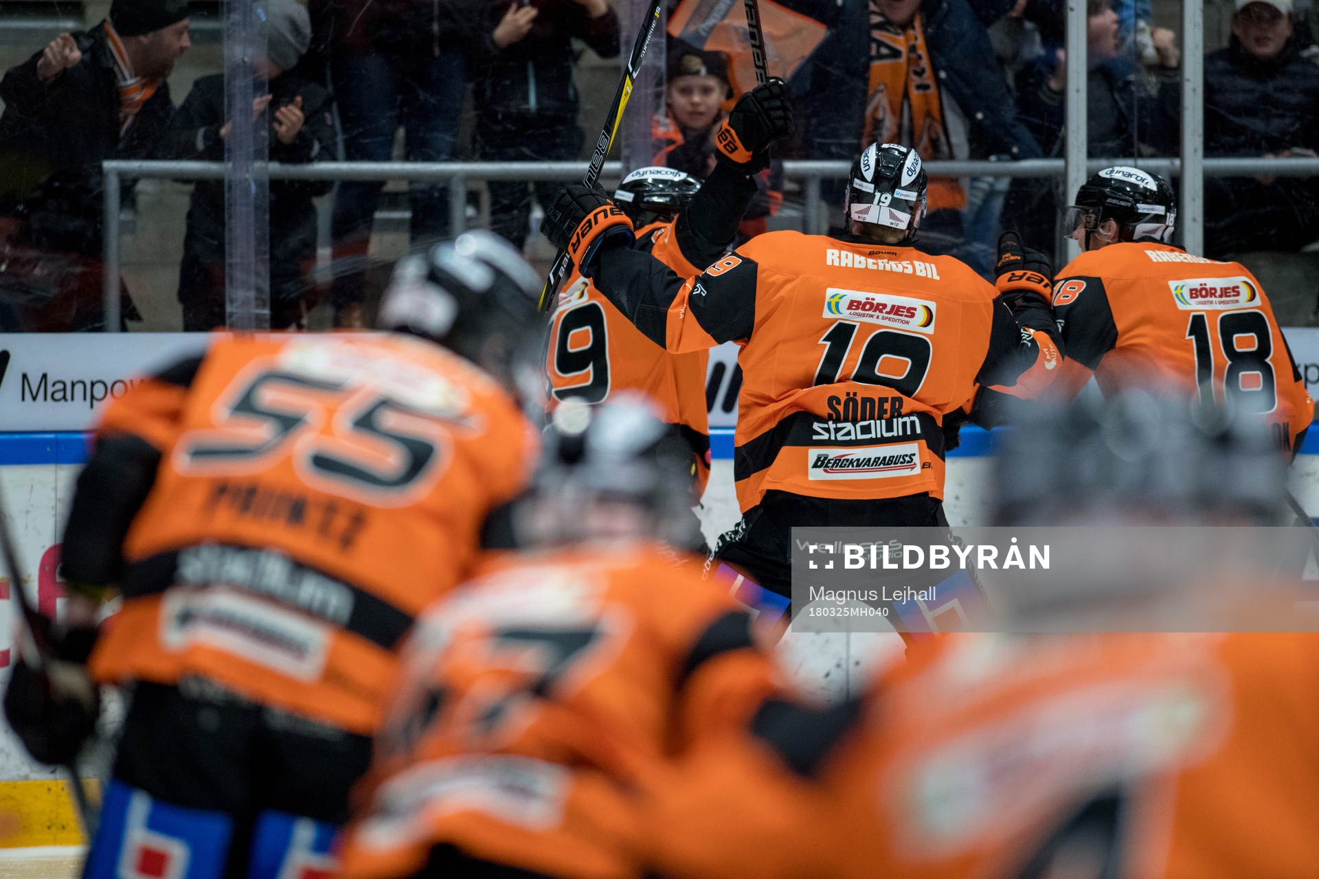 Karlskronas Filip Cruseman jublar med lagkamrater