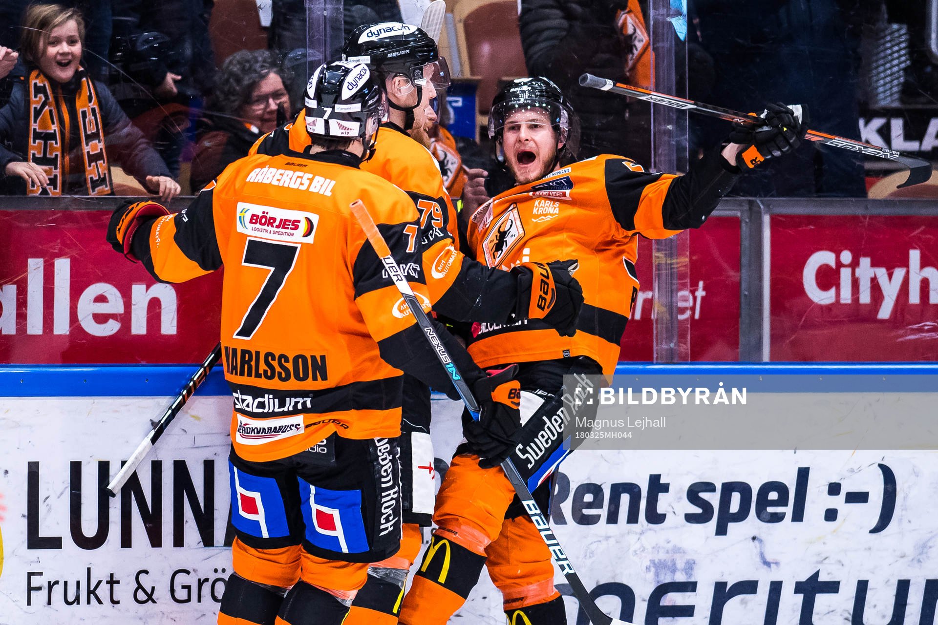 Karlskronas Bobbo Petersson jublar med lagkamrater