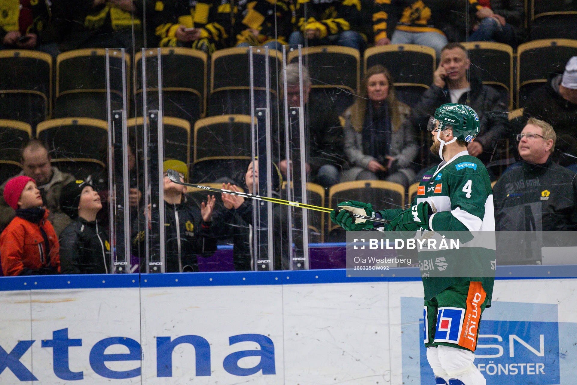 Färjestads Morgan Ellis slänger över en puck till