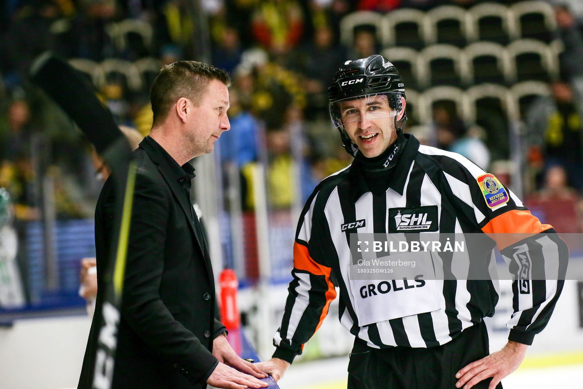 Färjestads tränare Johan Pennerborn pratar med domare