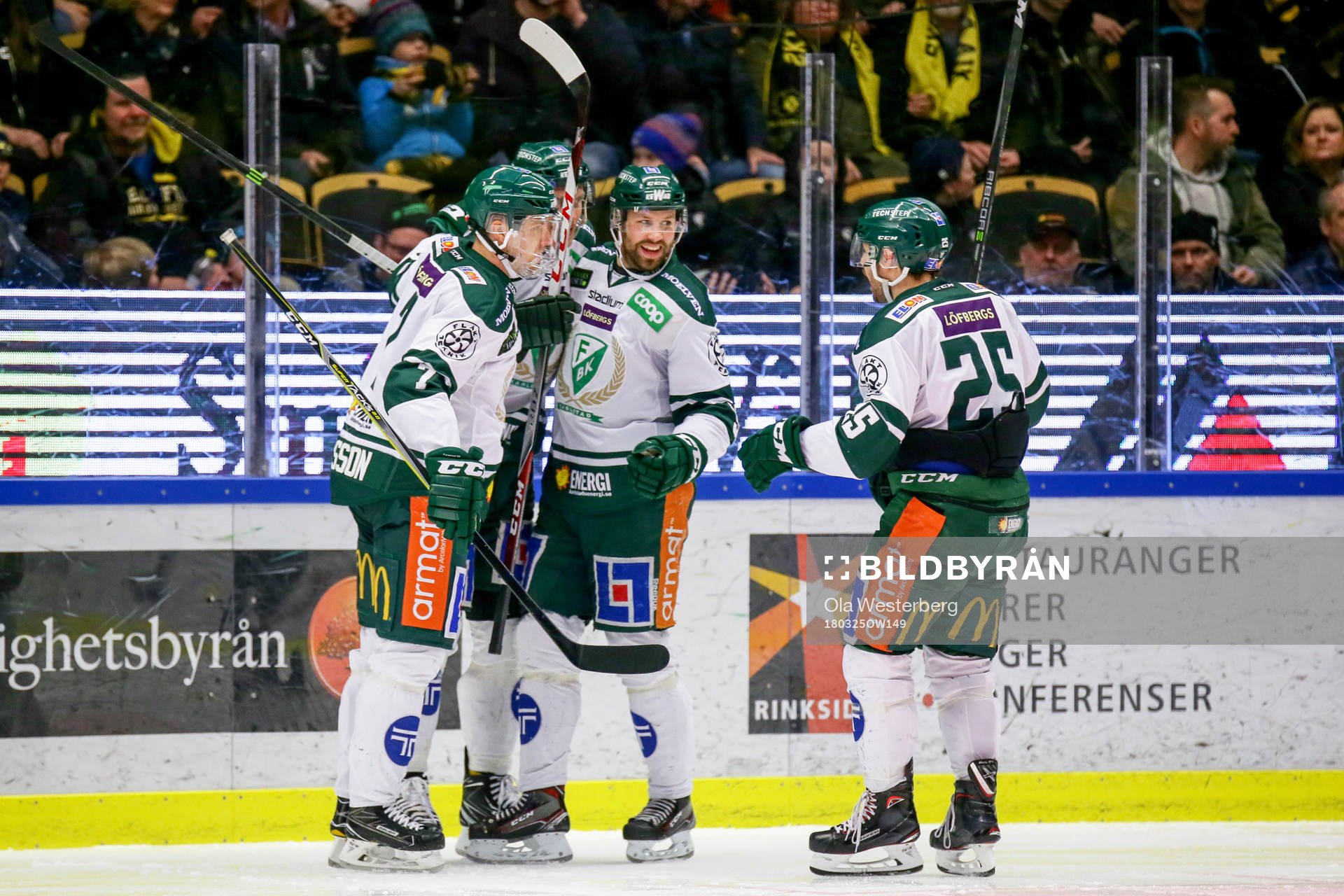 Färjestads Dick Axelsson jublar med lagkamrater