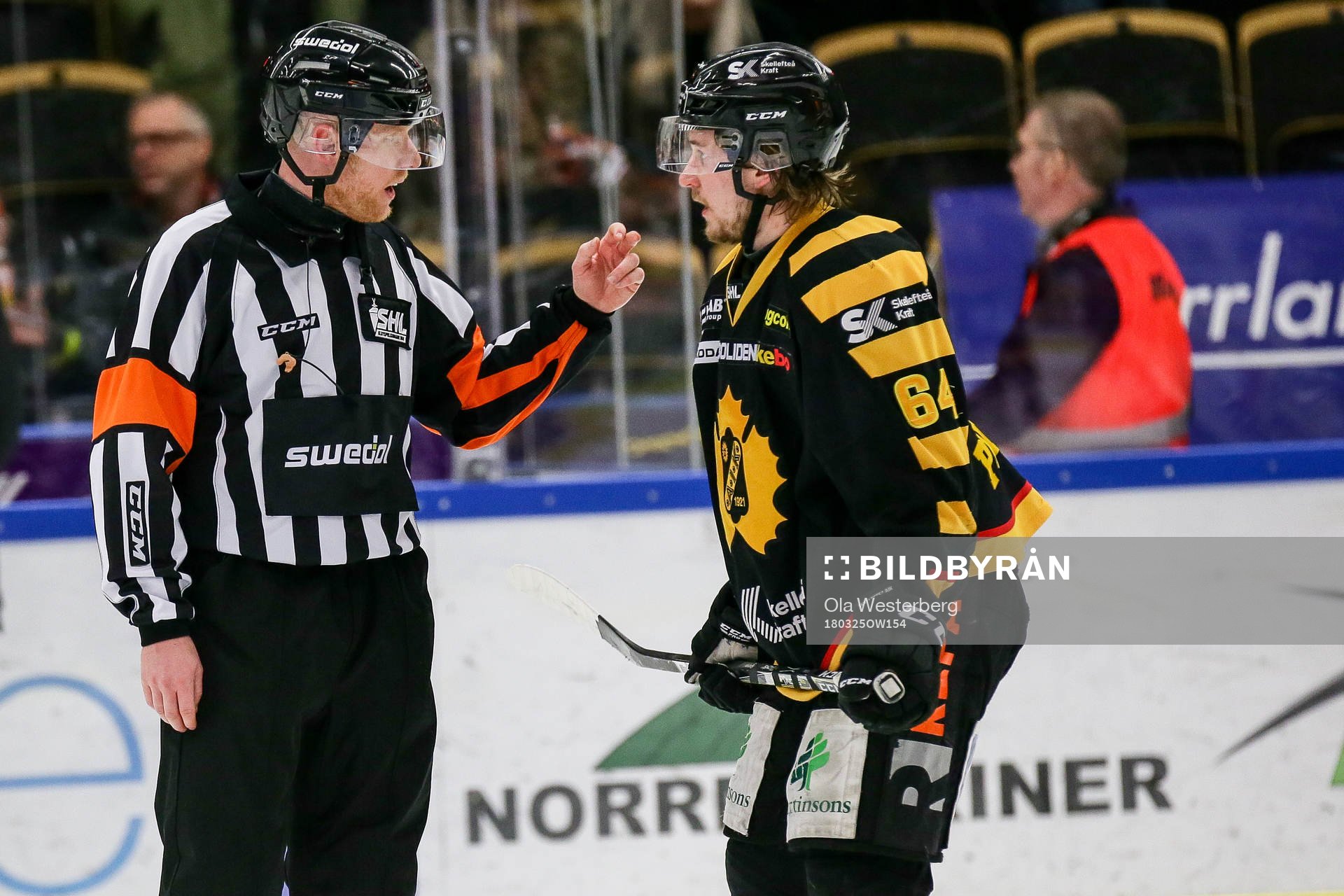 Domare Mikael Holm pratar med Skellefteås Jonathan Pudas