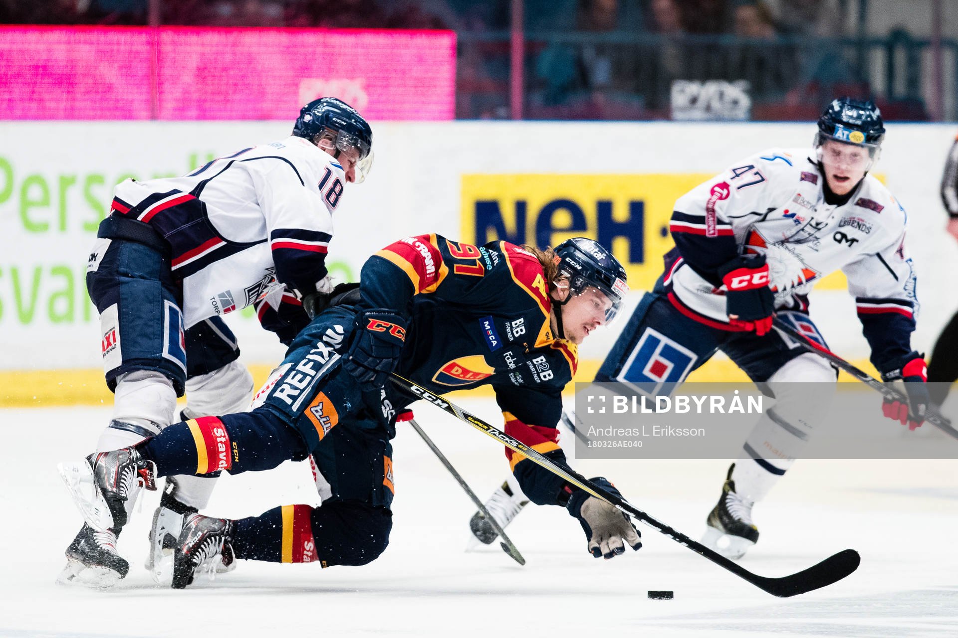 Linköpings Jacob Lilja i kamp om pucken med Djurgårdens