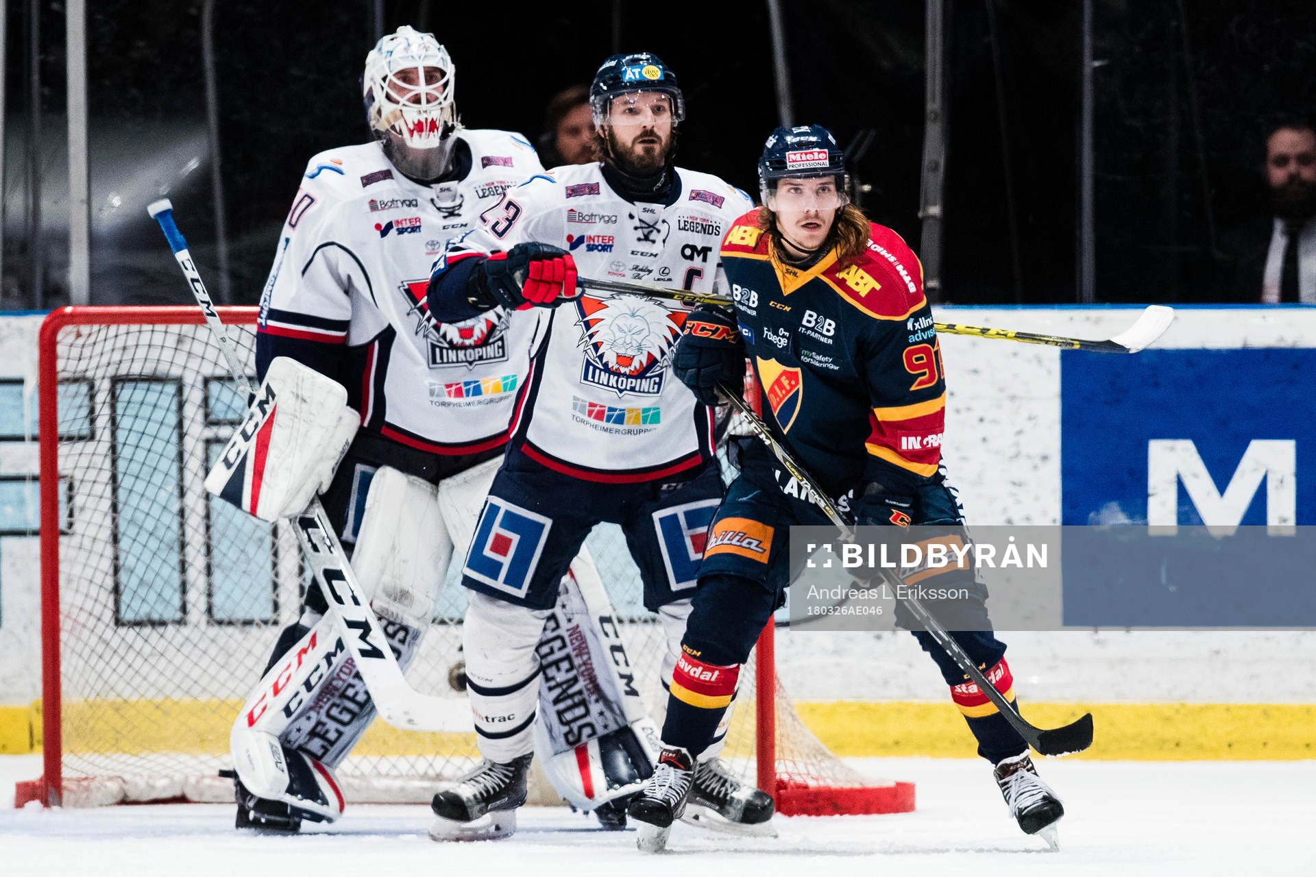 Linköpings Niklas Persson vaktar Djurgårdens Axel Jonsson