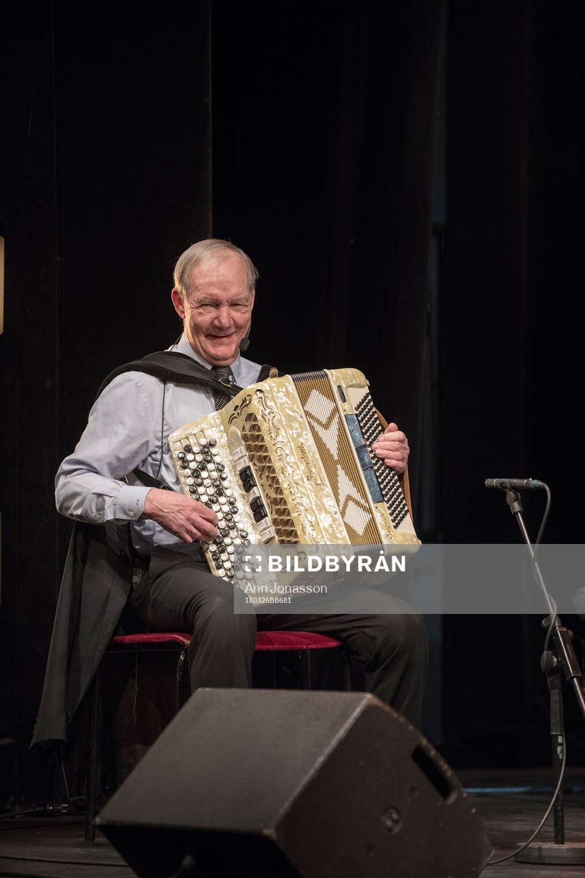 Tord Grip spelar dragspel