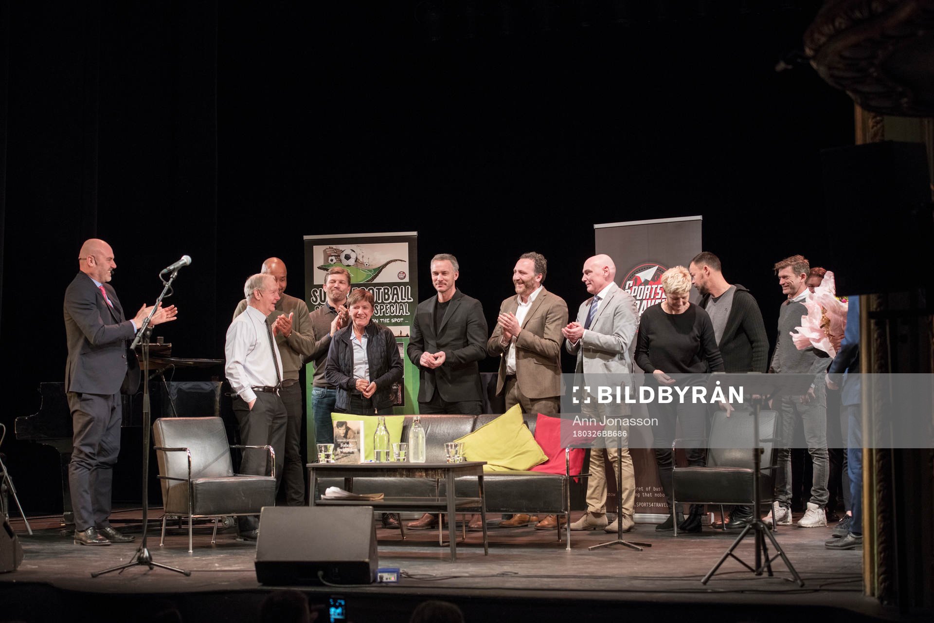 a fr v) applåderas av Niklas Holmgren, Martin Dahlin,