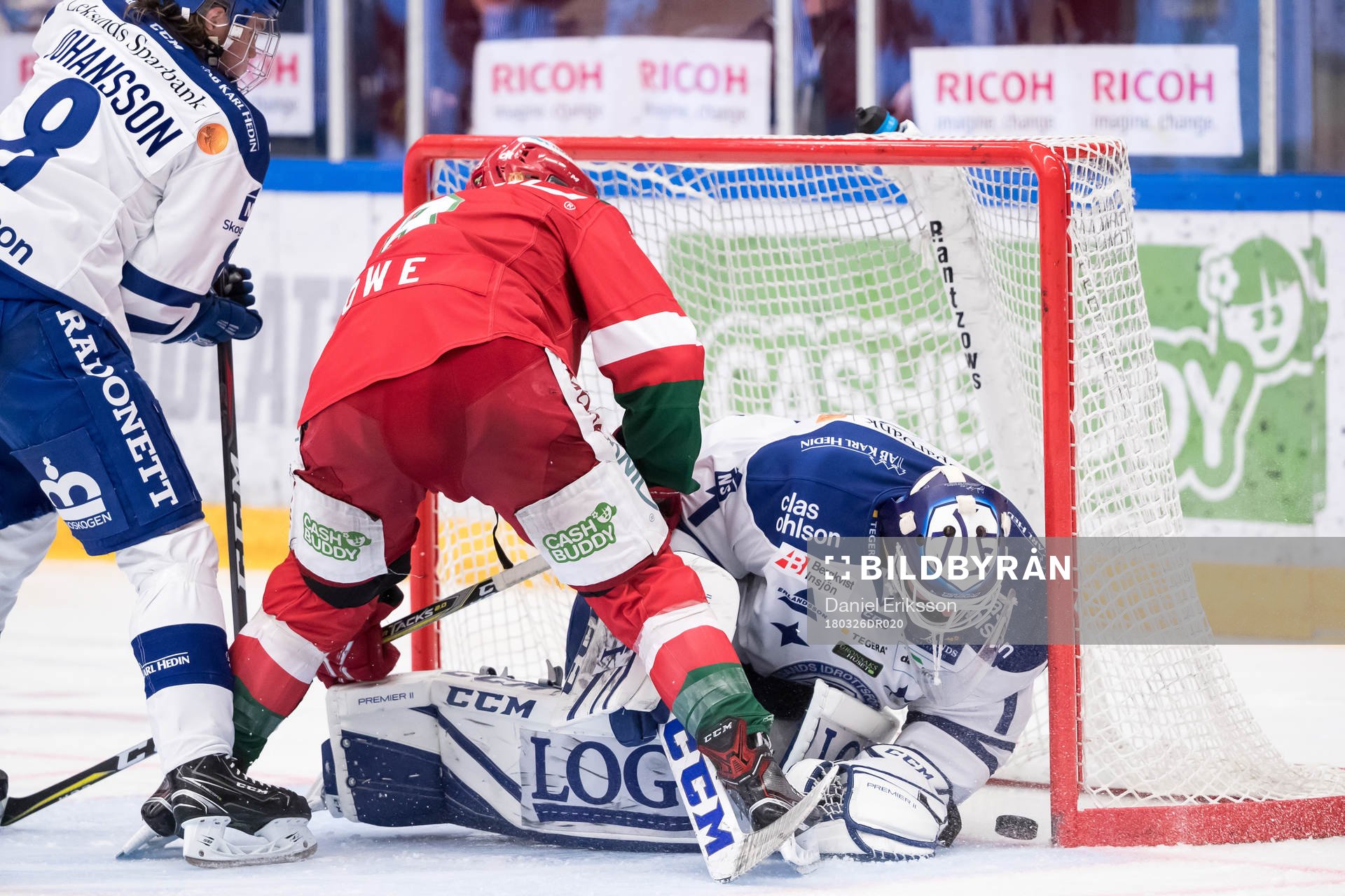 Moras Andrew Rowe framför Leksands målvakt Tex