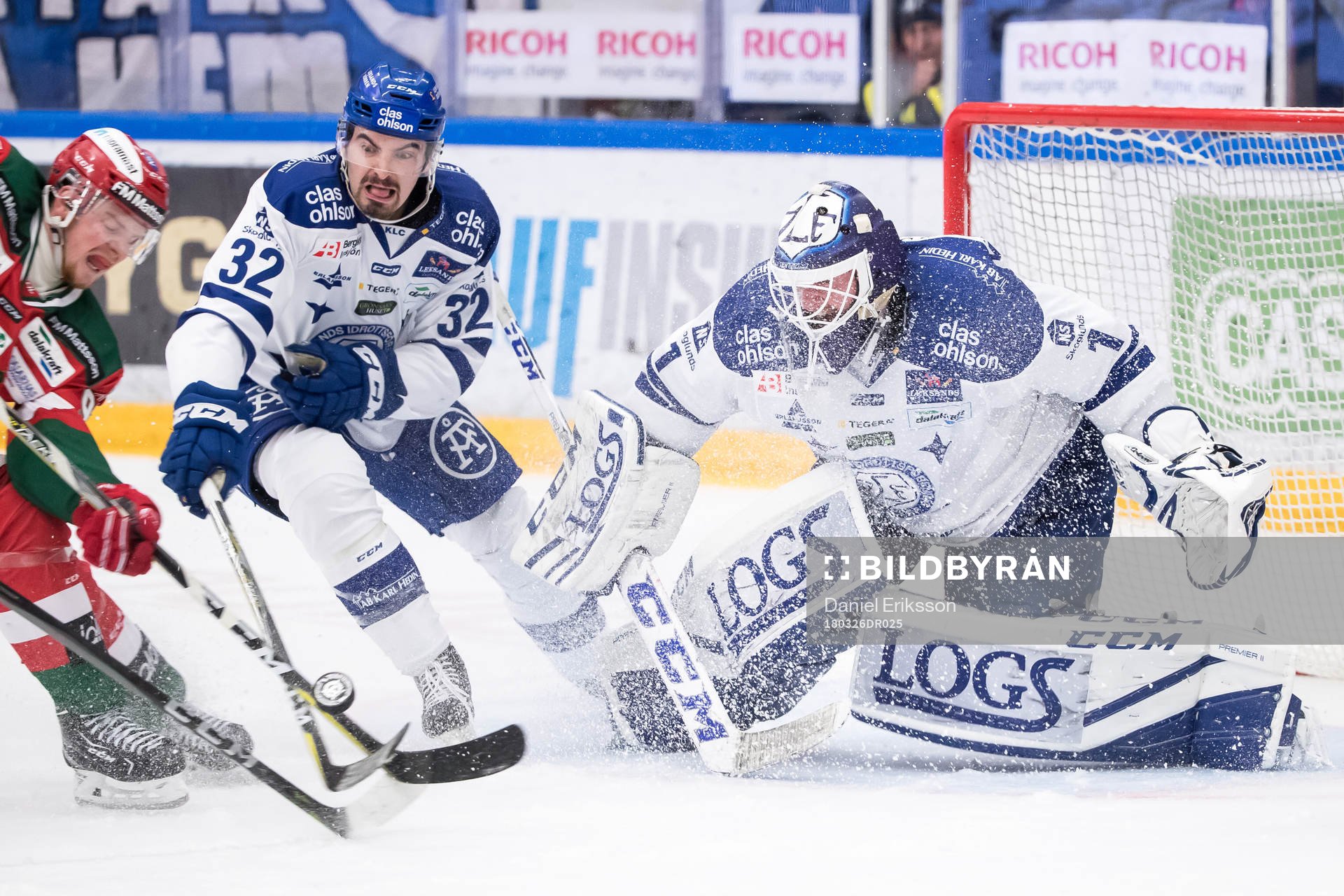 Moras David Kase och Leksands Patrick McNally i kamp om