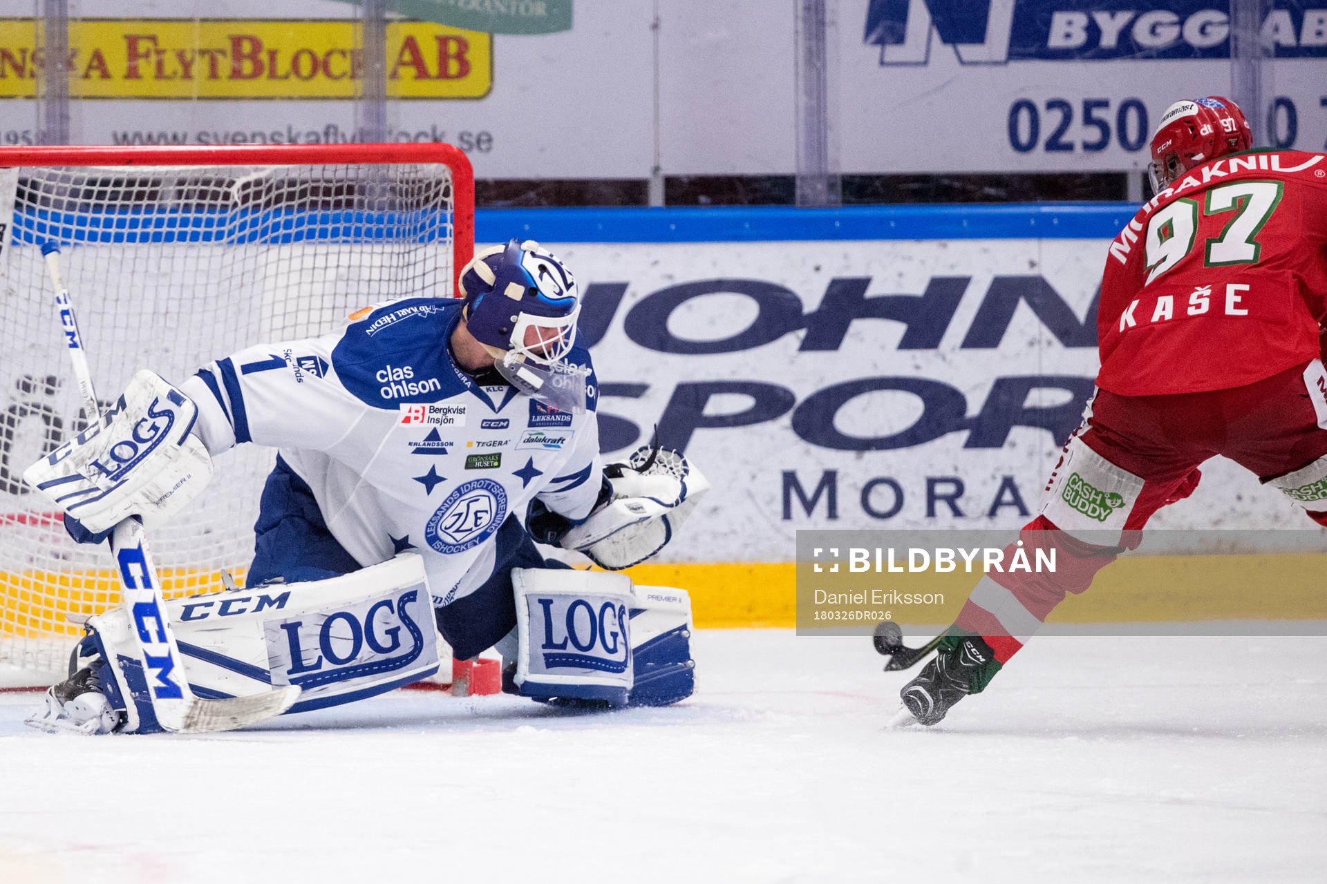 Leksands målvakt Tex Williamsson räddar en straff från