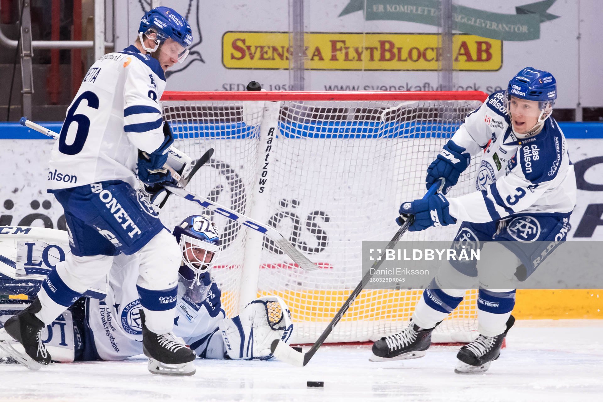 Leksands Daniel Bertov framför Leksands målvakt Tex