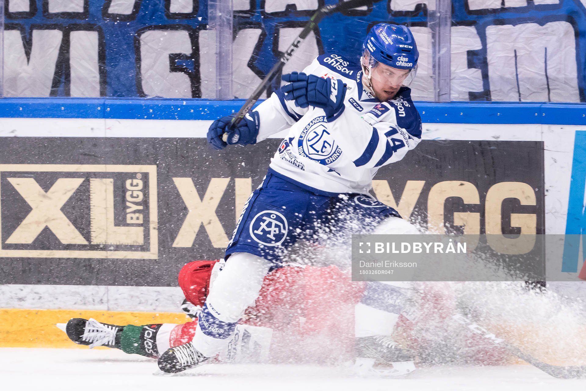 Leksands Oskar Lang tacklar Moras Marcus Fagerudd  i