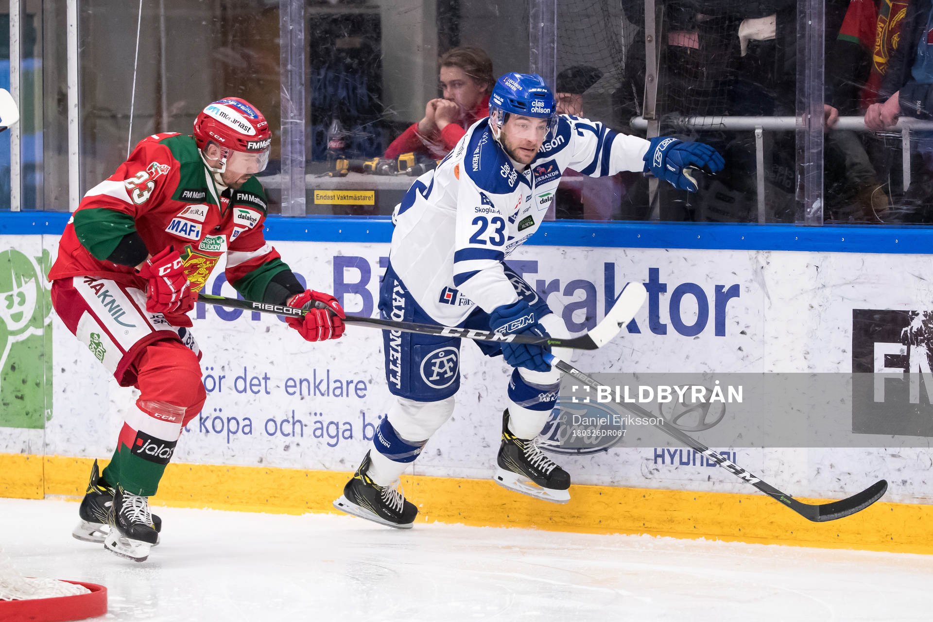 Moras Tomas Skogs och Leksands Alex Friesen  i
