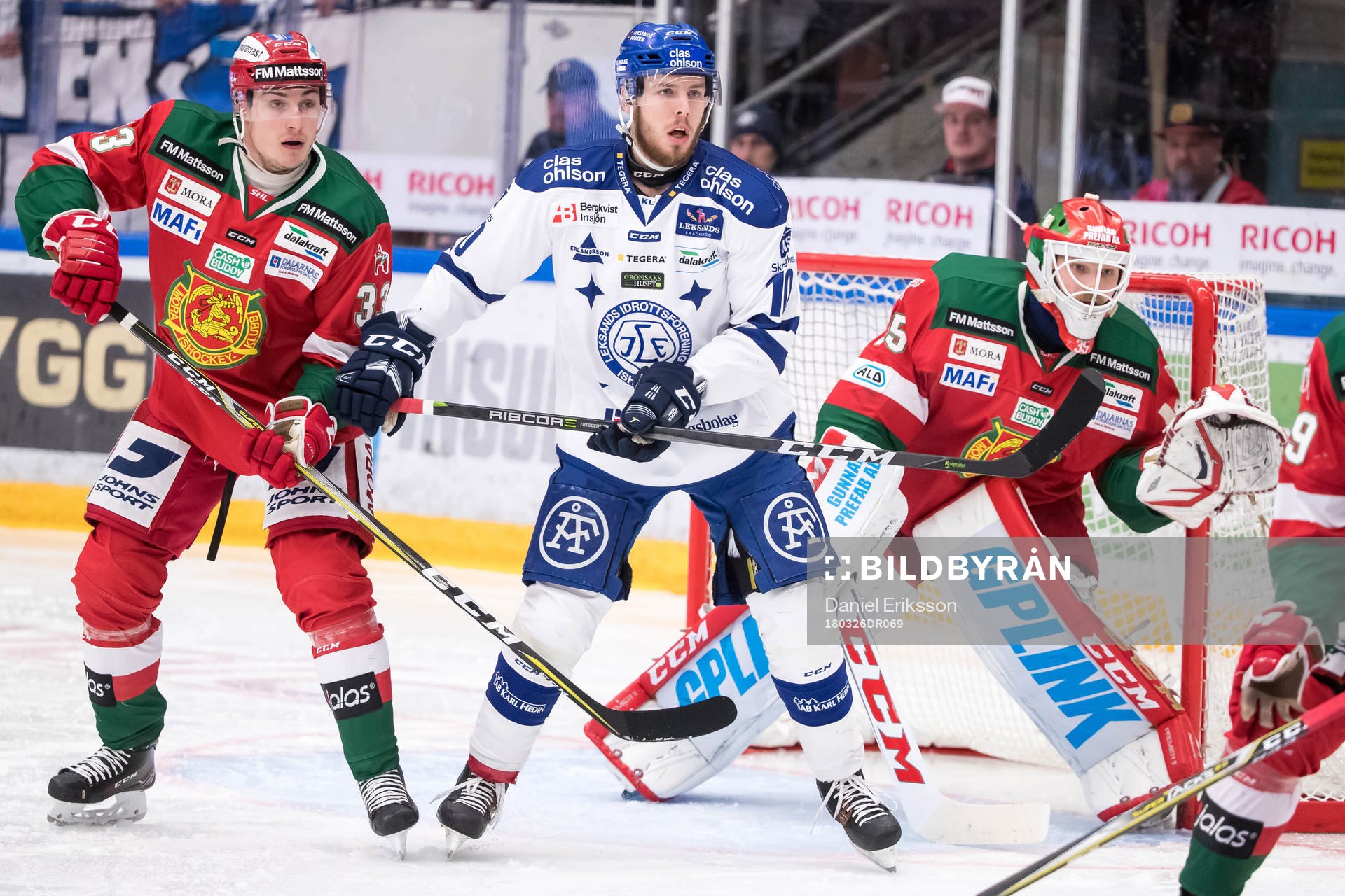 Moras Joakim Lilliehöök och Leksands Matt Carey framför