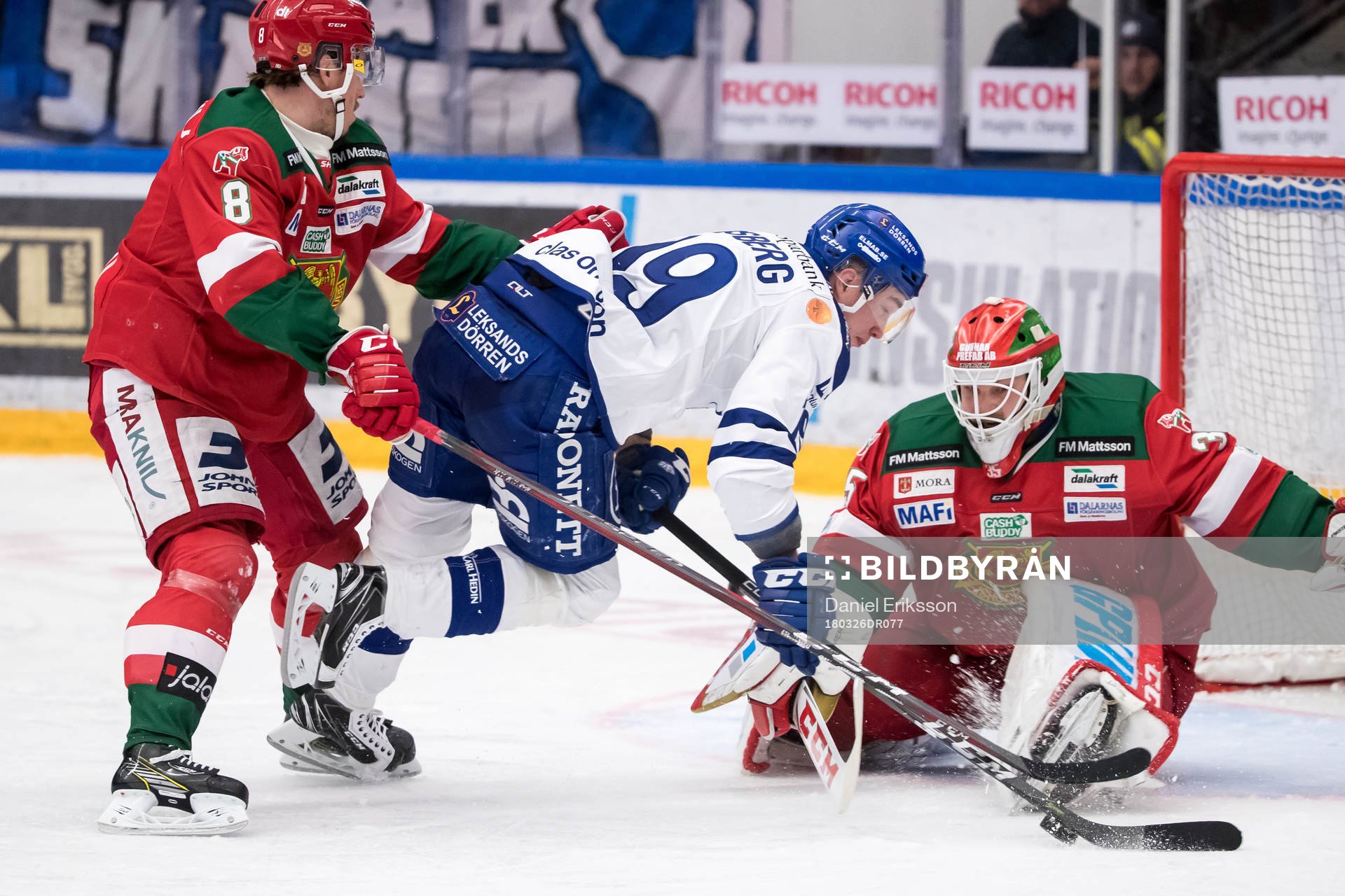 Moras Robin Johansson och Leksands Tobias Forsberg framför