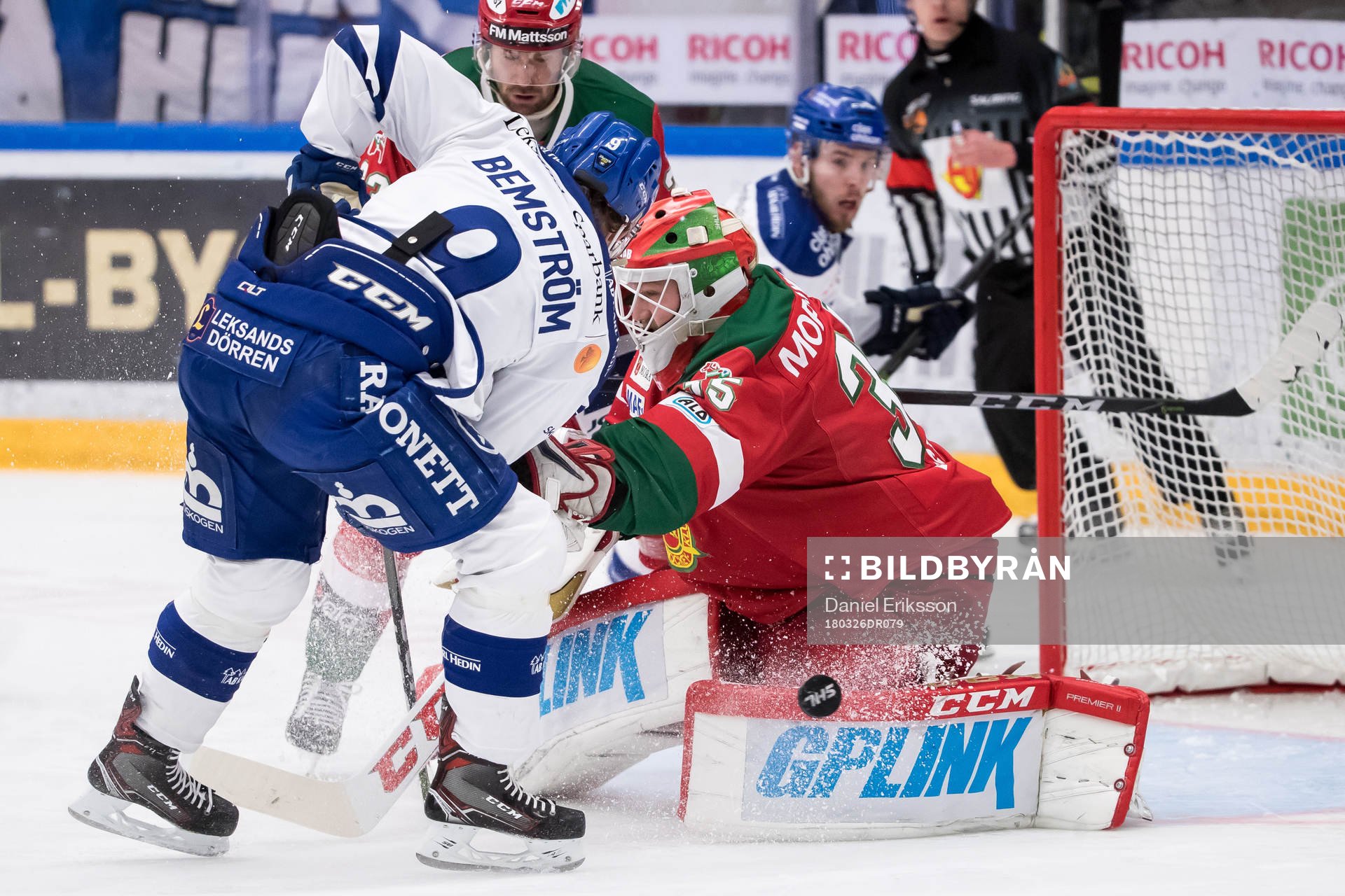 Leksands Emil Bemström framför Moras målvakt Christian