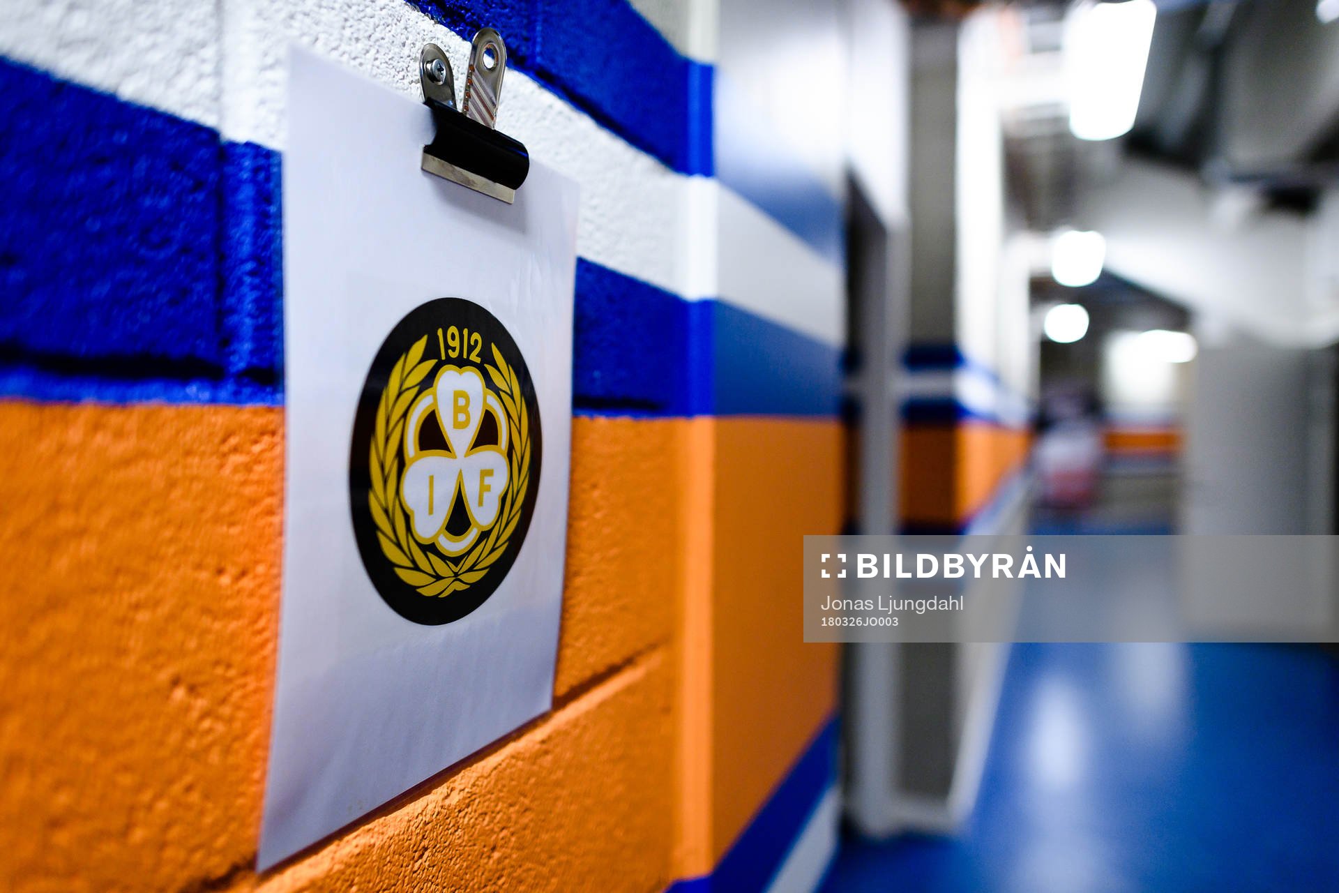 Brynäs klubbmärke på en lapp i spelargången före