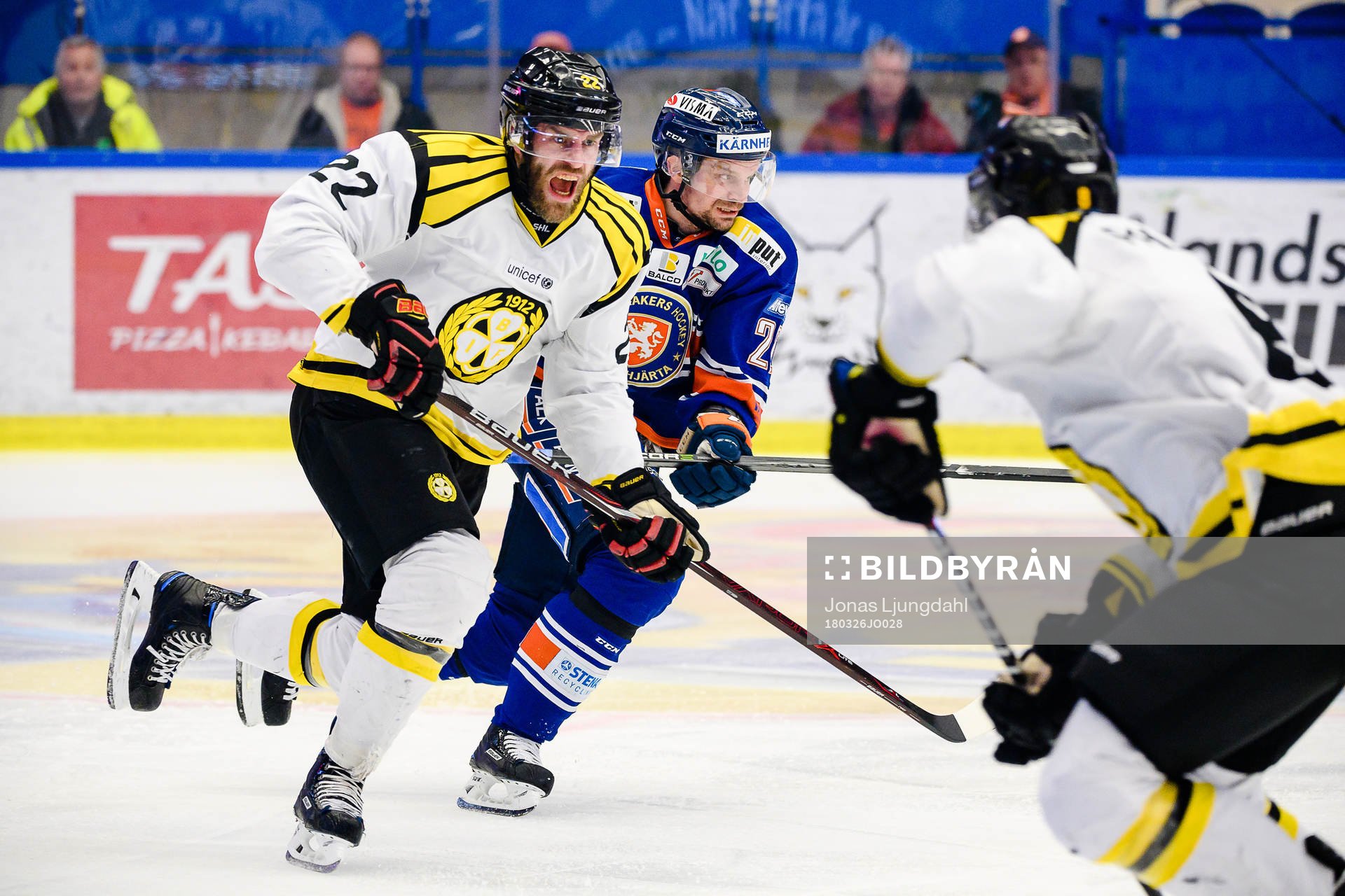 Brynäs Jörgen Sundqvist skriker och jagas av Växjös