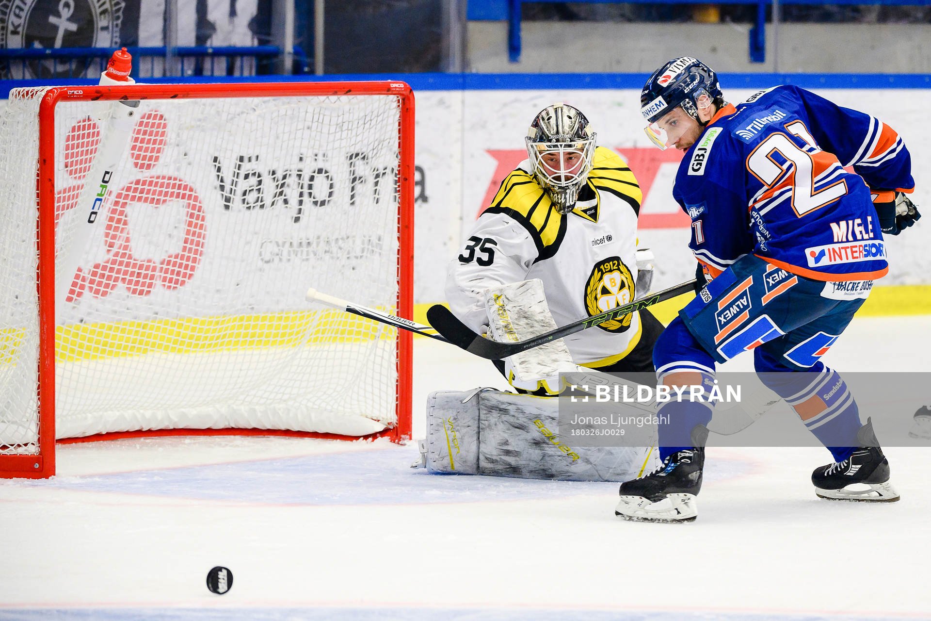 Växjös Andy Miele oroar framför Brynäs målvakt David