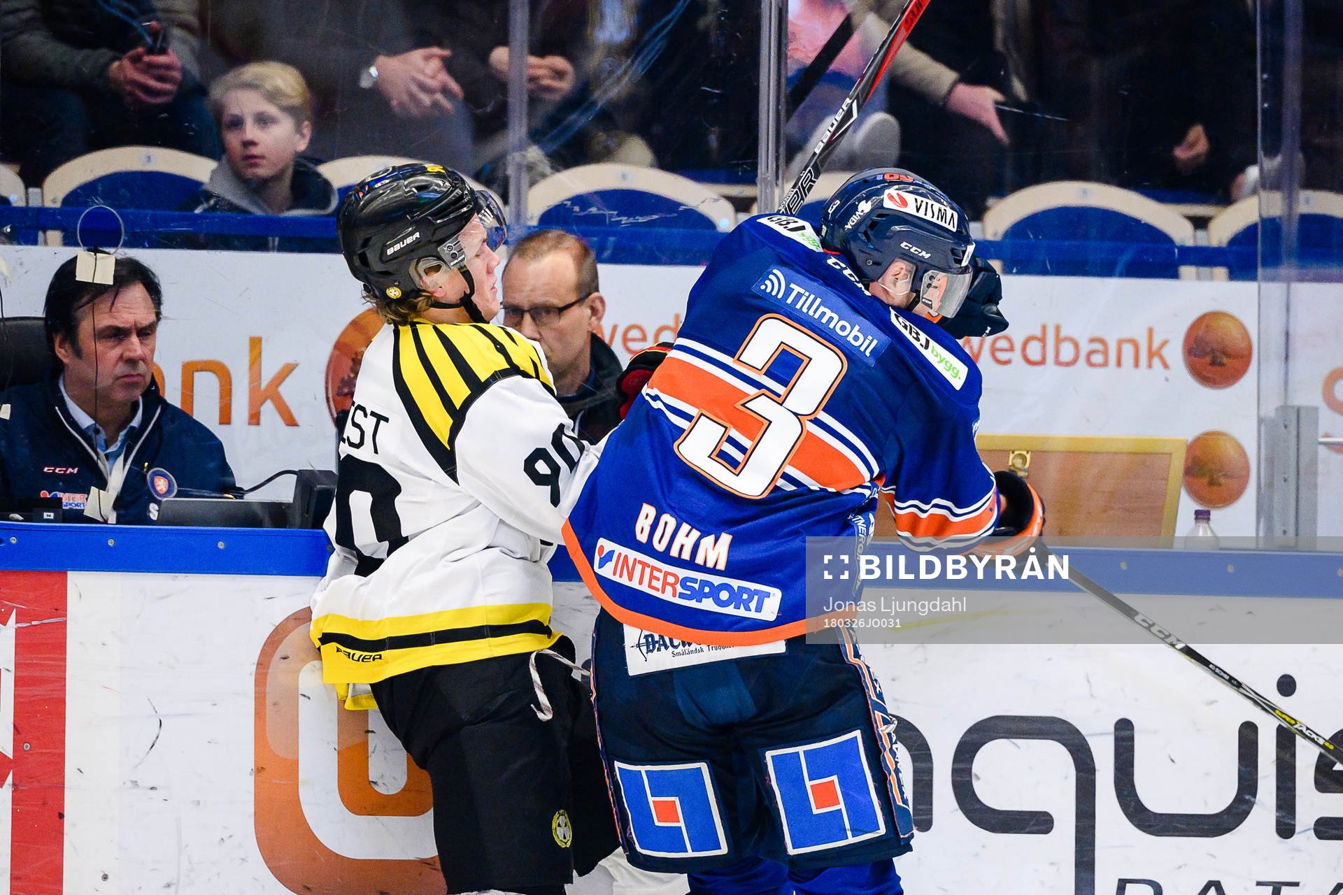 Växjös Oliver Bohm tacklar Brynäs Jesper Boqvist