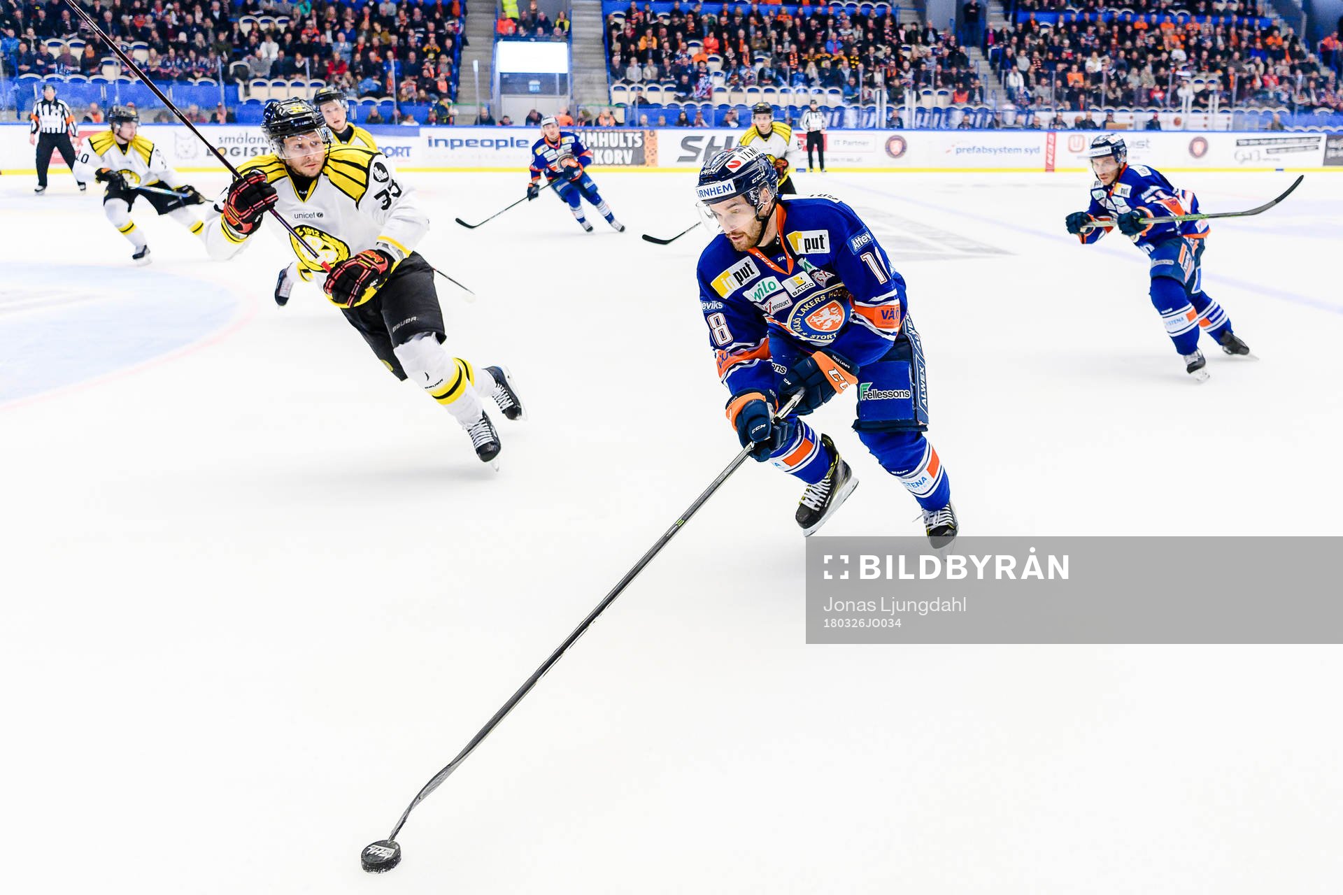 Växjös Andrew Calof jagas av Brynäs Elias Fälth