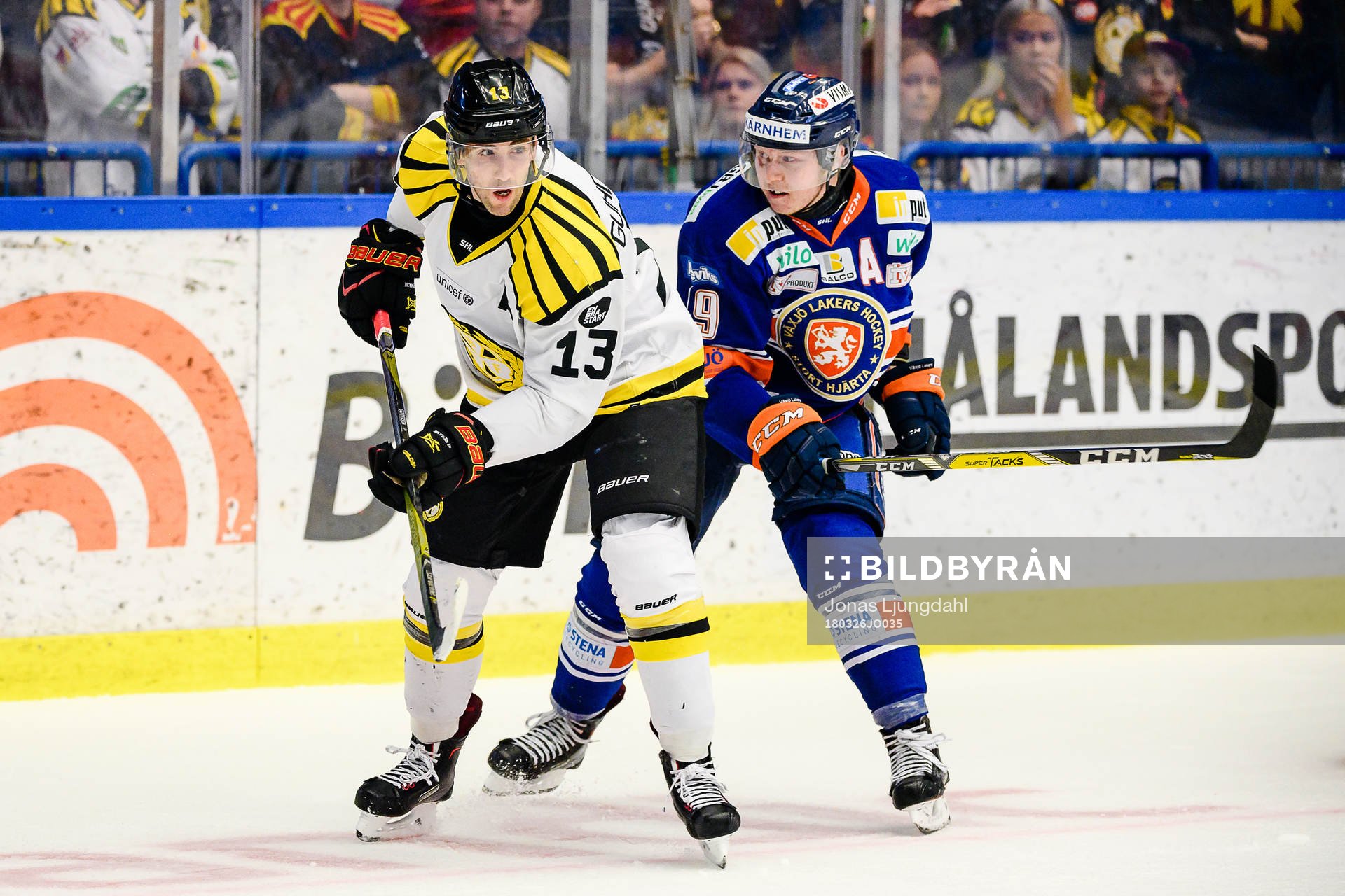 Brynäs Ryan Gunderson jagas av Växjös Tuomas Kiiskinen