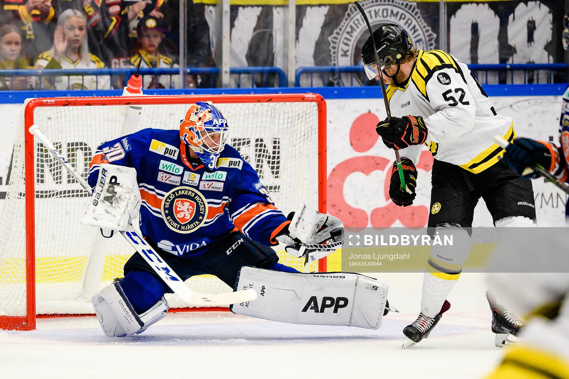 Växjös målvakt Viktor Fasth plockar ett skott