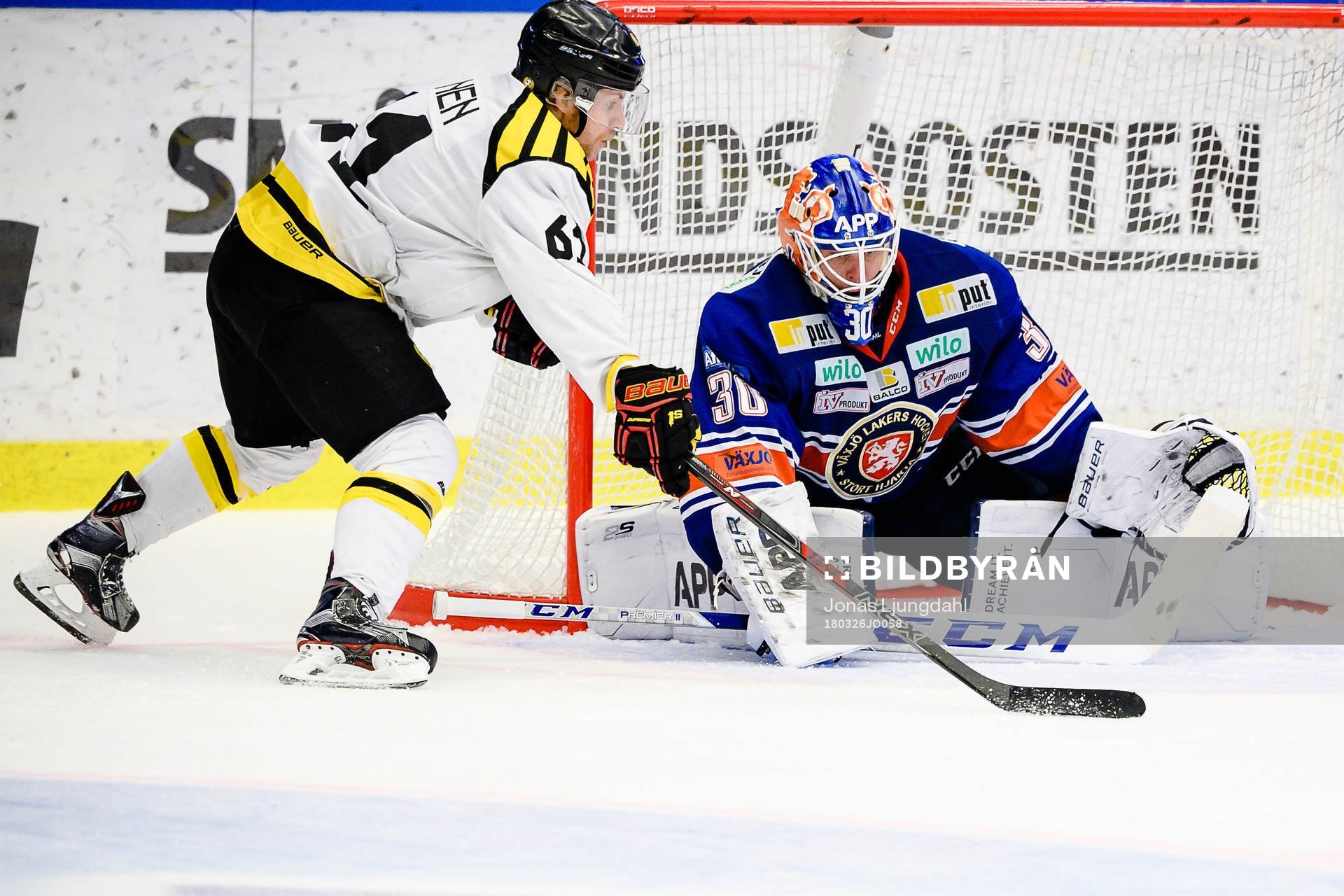 Brynäs Juuso Ikonen oroar framför Växjös målvakt