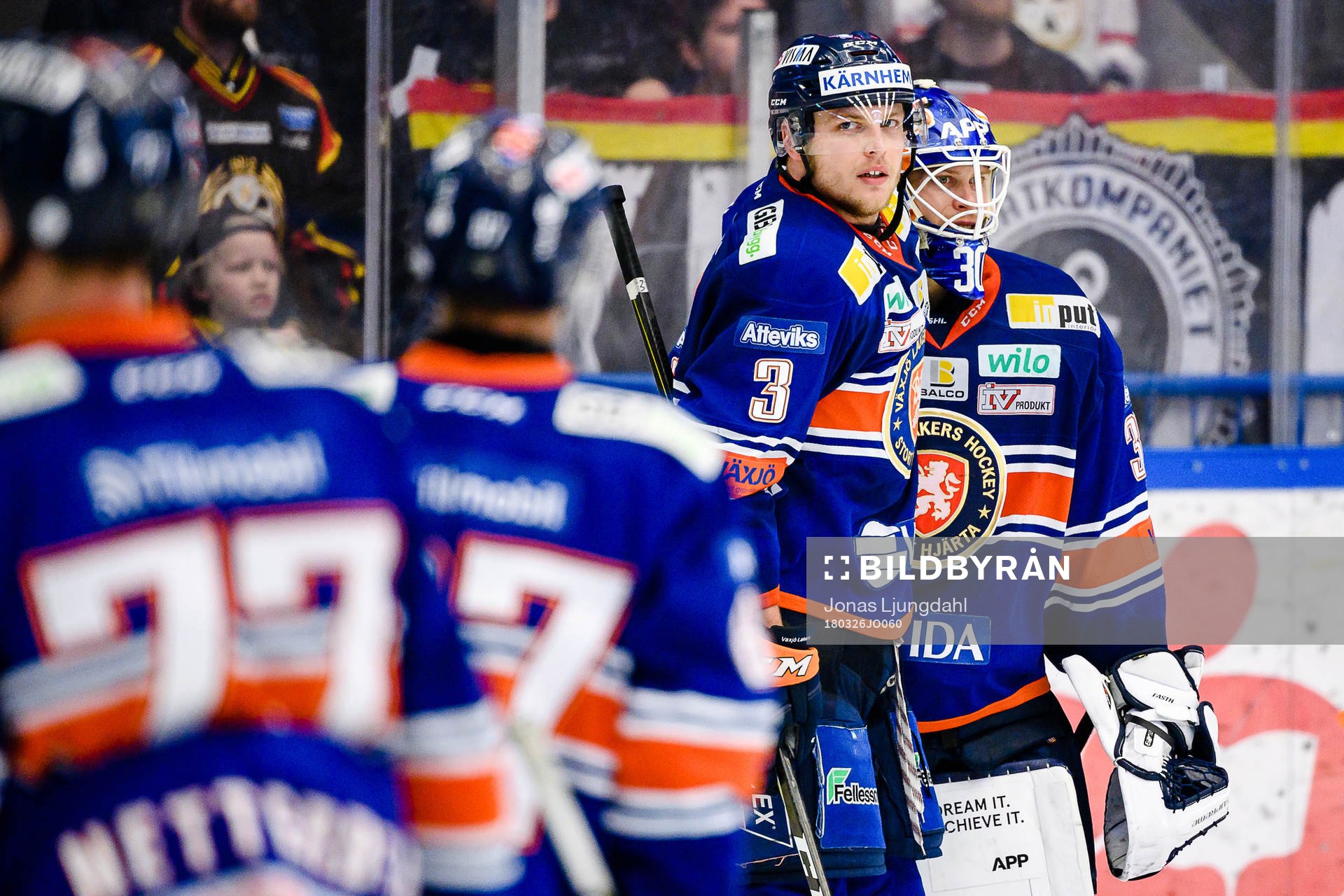 Växjös Oliver Bohm och målvakt Viktor Fasth jublar