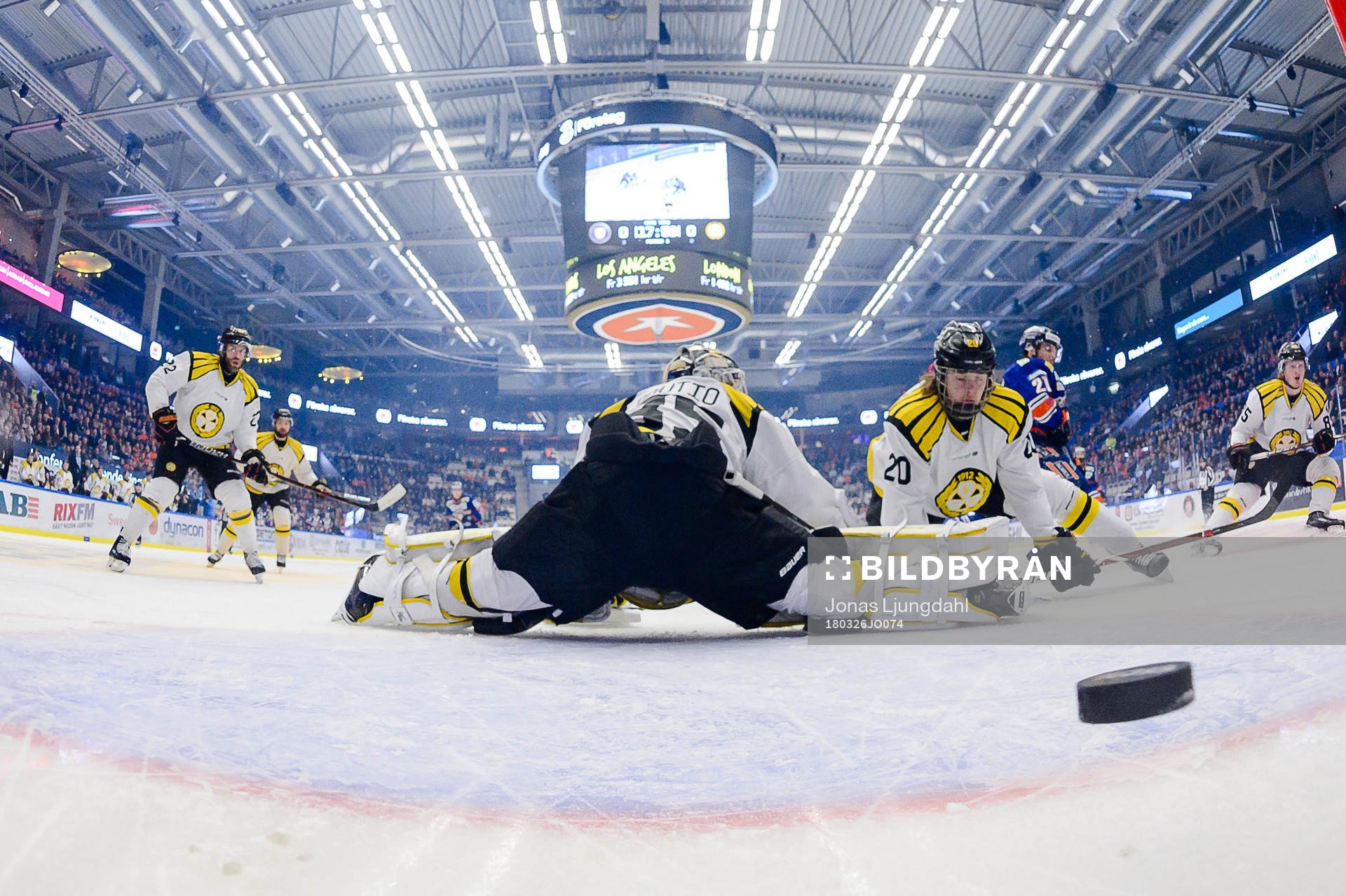 Växjös Andy Miele gör mål 1-0 bakom Brynäs målvakt